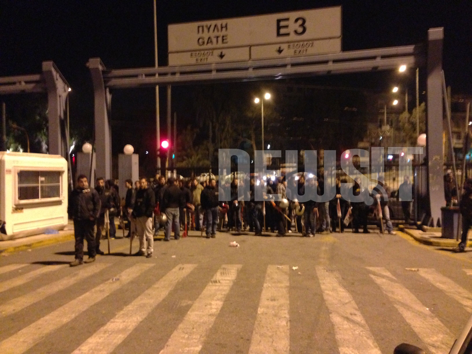 Μέλη του ΠΑΜΕ έχουν κλείσει την πύλη Ε3 του λιμανιού