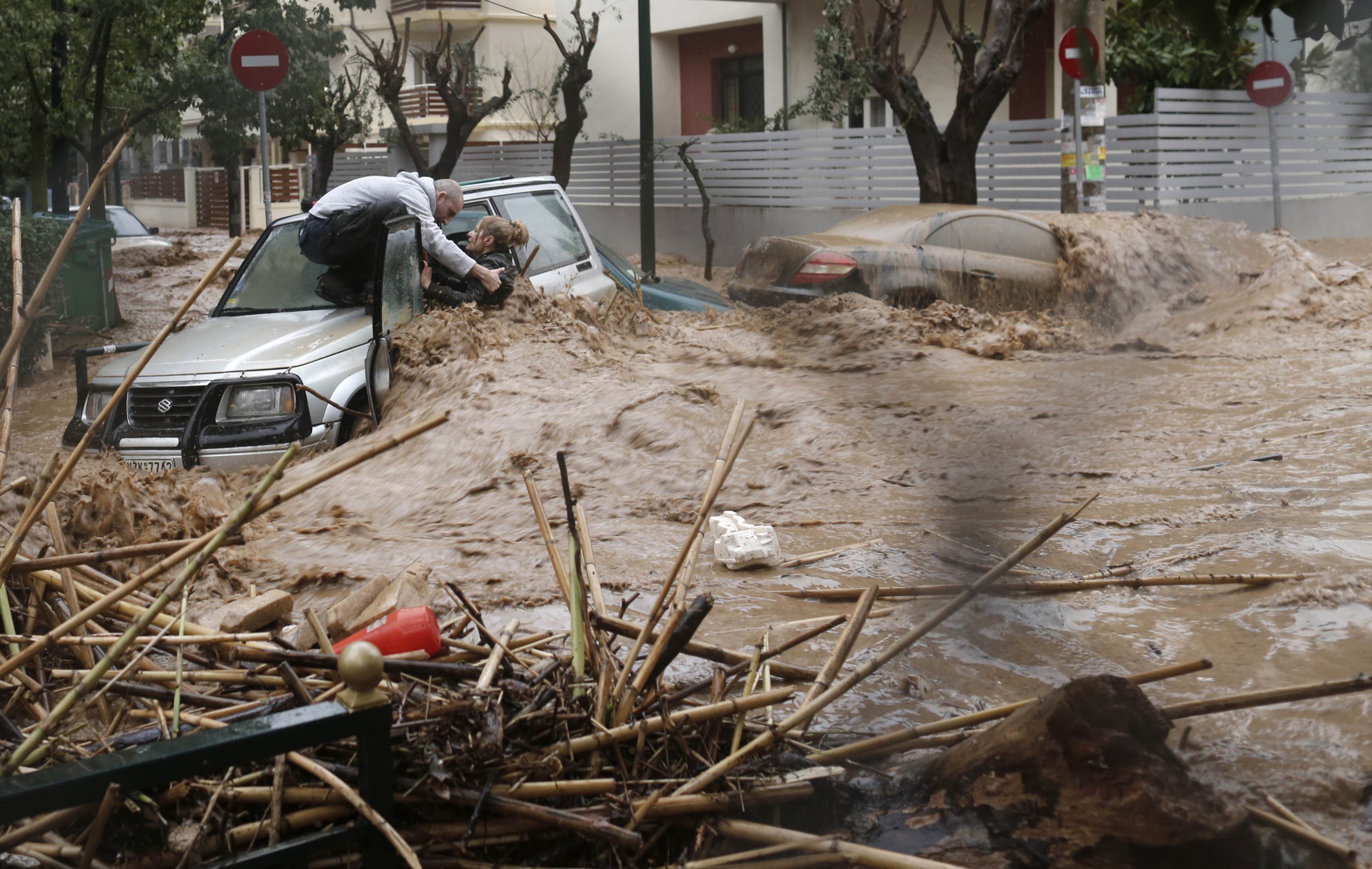 ΤΗΝ ΚΡΑΤΑΕΙ ΑΠΟ ΤΟΥΣ ΩΜΟΥΣ ΚΑΙ ΠΡΟΣΠΑΘΕΙ ΝΑ ΤΗΝ ΒΟΗΘΗΣΕΙ - REUTERS