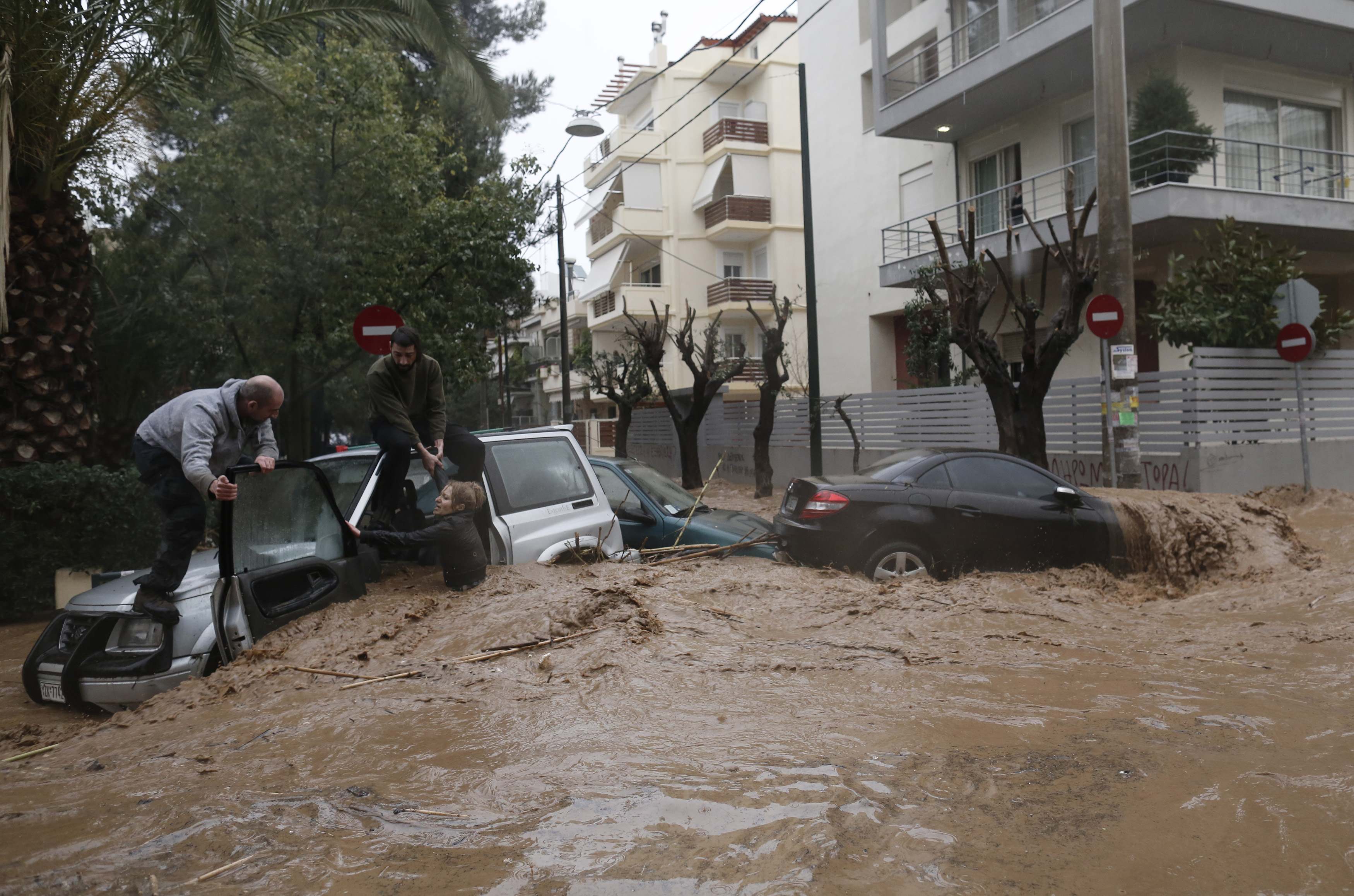 ΓΥΡΙΖΟΥΝ ΤΗΝ ΠΟΡΤΑ ΑΝΑΠΟΔΑ ΓΙΑ ΝΑ ΜΠΟΡΕΣΟΥΝ ΝΑ ΣΥΓΚΡΑΤΗΣΟΥΝ ΚΑΙ ΤΟ ΝΕΡΟ ΑΛΛΑ ΚΑΙ ΝΑ ΥΨΩΣΟΥΝ ΕΝΑ ΑΥΤΟΣΧΕΔΙΟ ΤΕΙΧΟΣ ΠΡΟΣΤΑΣΙΑΣ - REUTERS