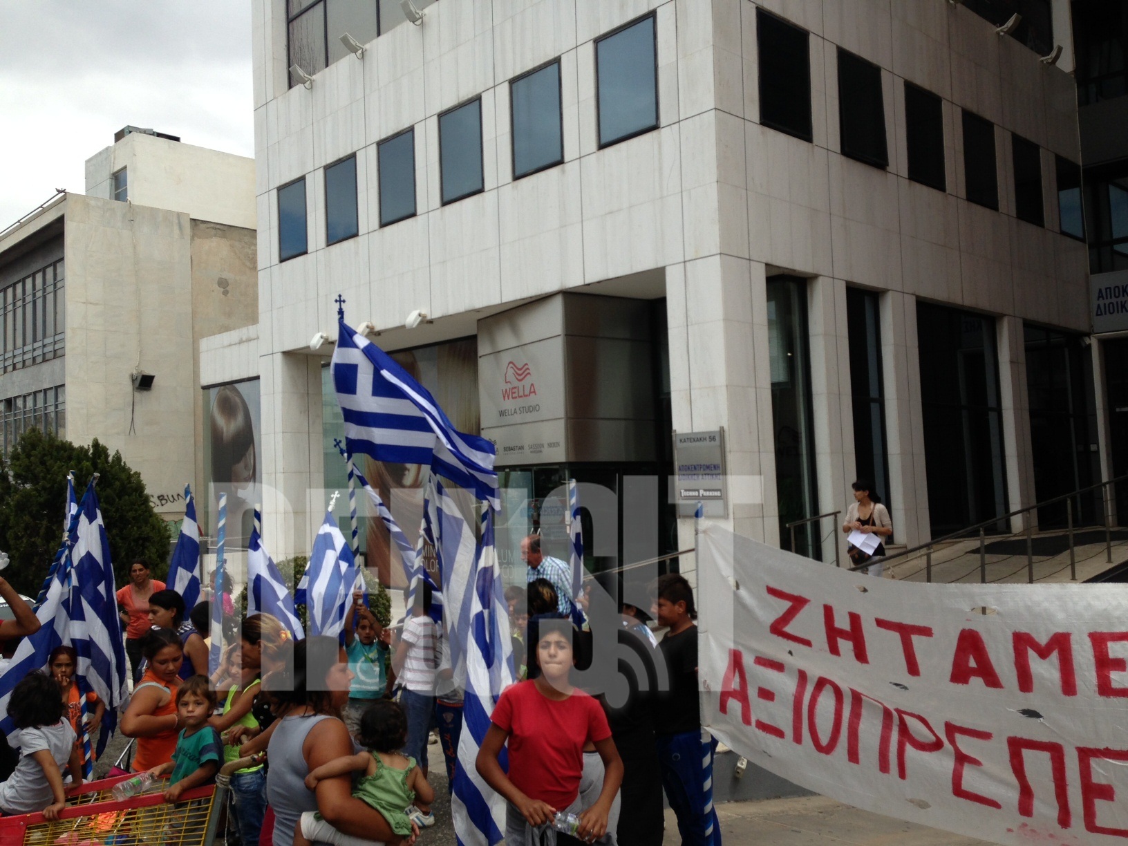 ΕΞΩ ΑΠΟ ΤΑ ΓΡΑΦΕΙΑ ΤΗΣ ΑΠΟΚΕΝΤΡΩΜΕΝΗΣ ΔΙΟΙΚΗΣΗΣ