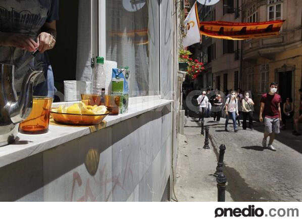 Νερό και χυμοί στο περβάζι για όποιον διψάσει!