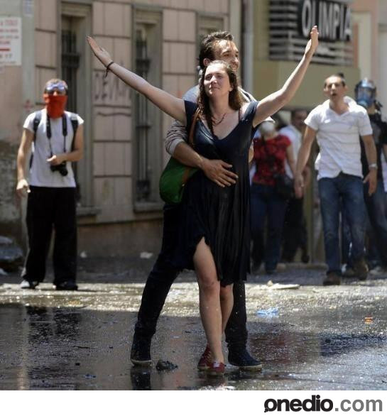 Ένα ζευγάρι αγκαλιασμένο. Δευτερόλεπτα πριν έχουν δεχτεί επίθεση από την "Αύρα"