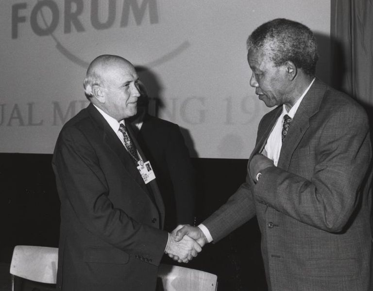 Νέλσον Μαντέλα και Φρέντερικ Βίλεμ ντε Κλερκ: ο πρώτος μαύρος πρόεδρος της Νότιας Αφρικής και ο τελευταίος του απαρτχάιντ. Μοιράστηκαν το Νόμπελ Ειρήνης το 1993