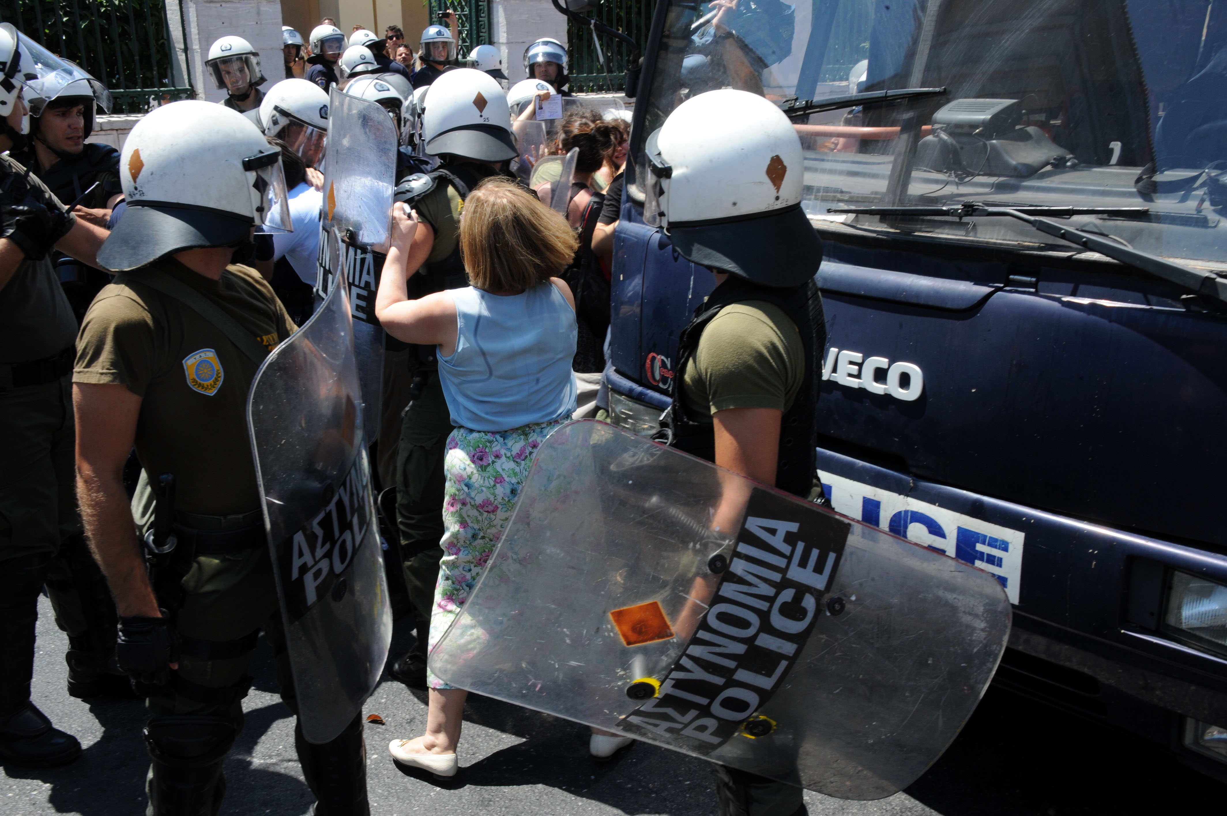 Διαδηλωτές και ΜΑΤ σε μάχες σώμα με σώμα ΦΩΤΟ EUROKINISSI
