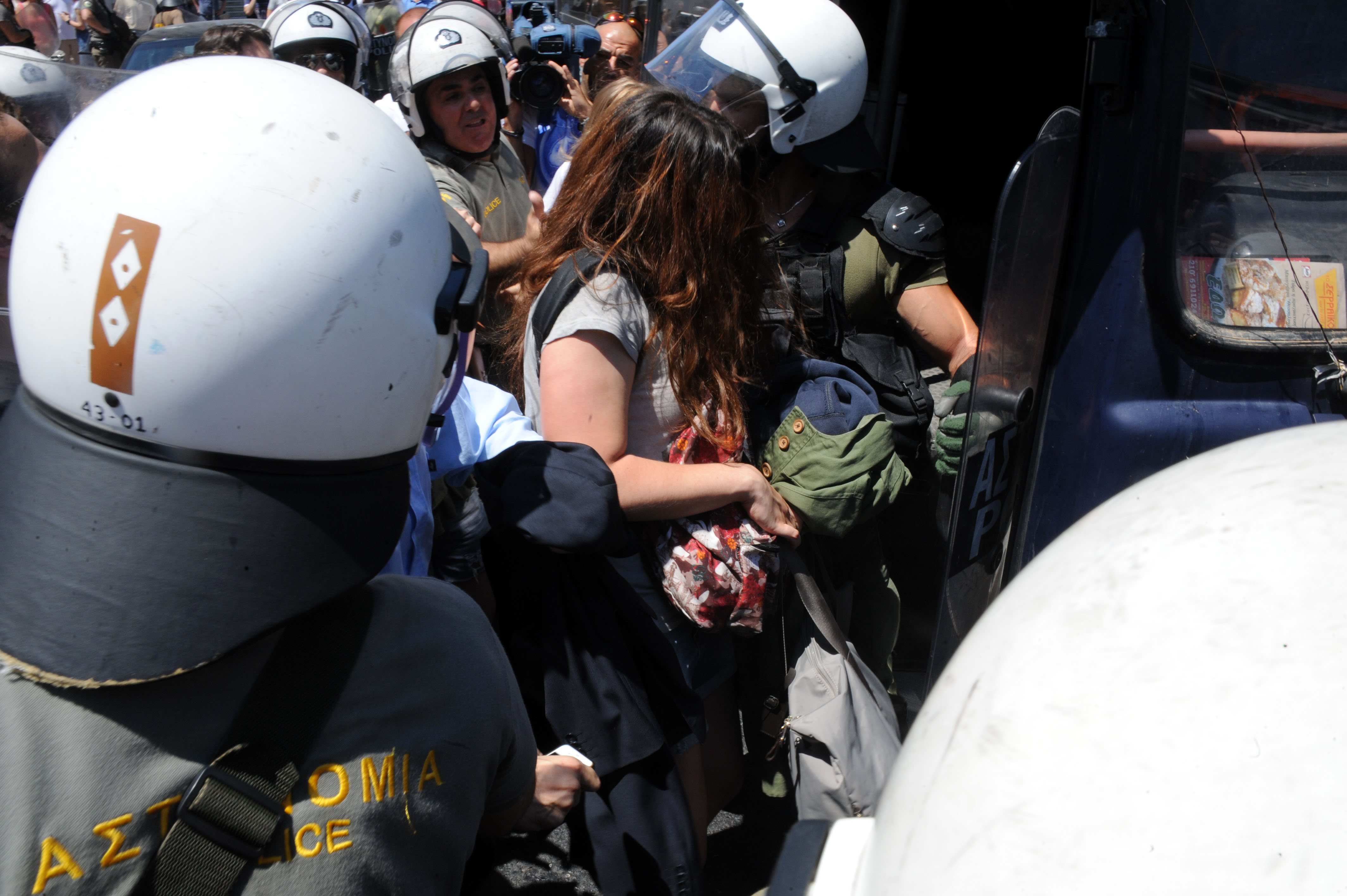 Aλλο ένα στιγμιότυπο έντασης μεταξύ ΜΑΤ και διαδηλωτών ΦΩΤΟ EUROKINISSI