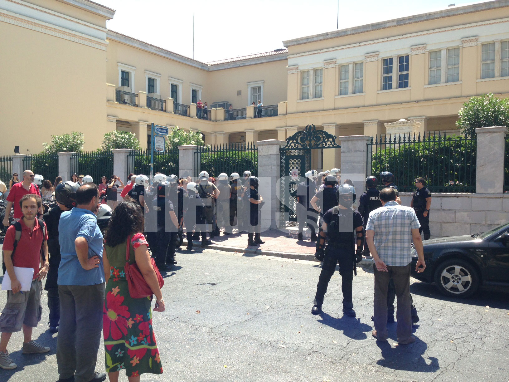 Η είσοδος της Πρυτανείας αποκλεισμένη από αστυνομικές δυνάμεις ΦΩΤΟ NEWSIT