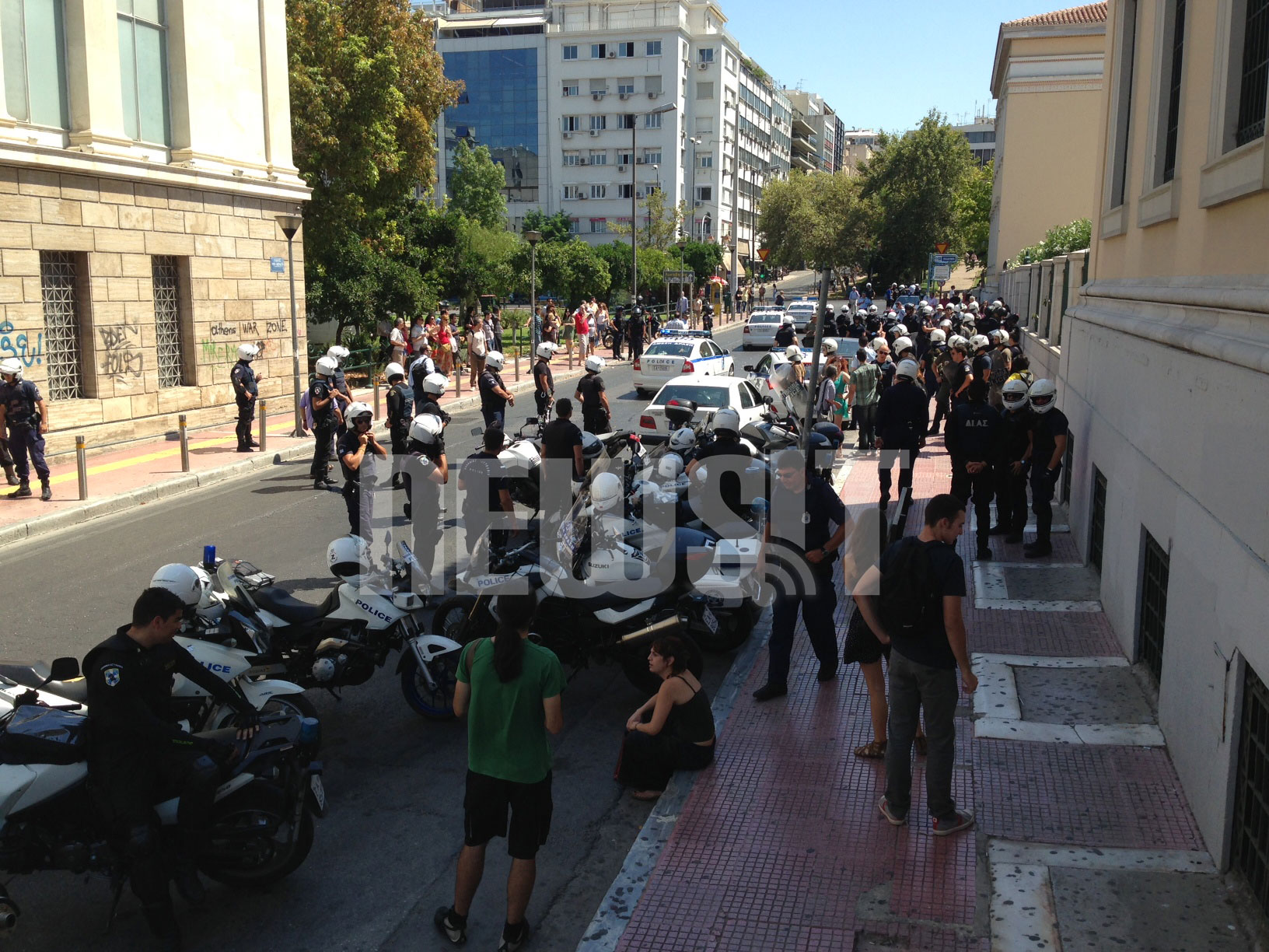 Κανείς δεν μπαίνει ούτε βγαίνει με εντολή εισαγγελέα από το κτίριο ΦΩΤΟ NEWSIT