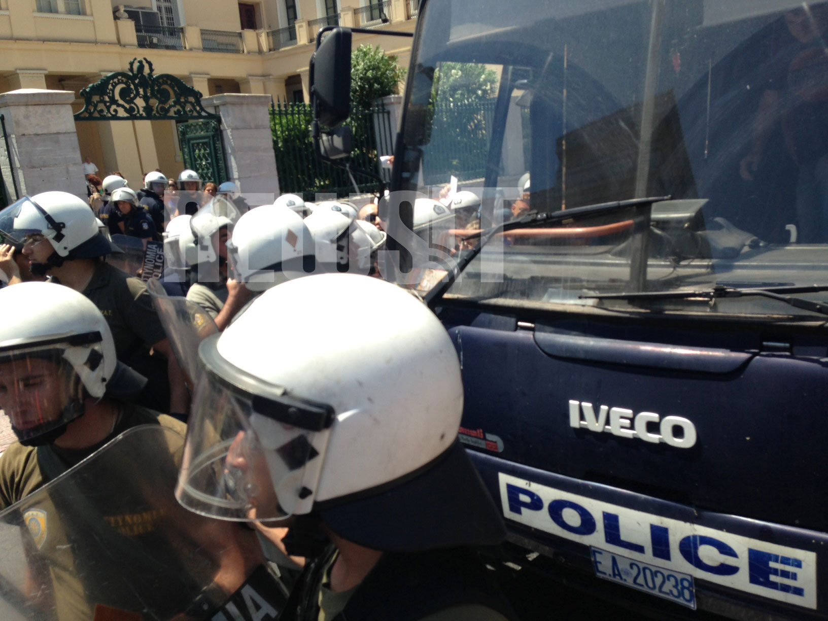 Οι αστυνομικοί προσπαθούν να βάλουν προσαχθέντες στην κλούβα ΦΩΤΟ NEWSIT