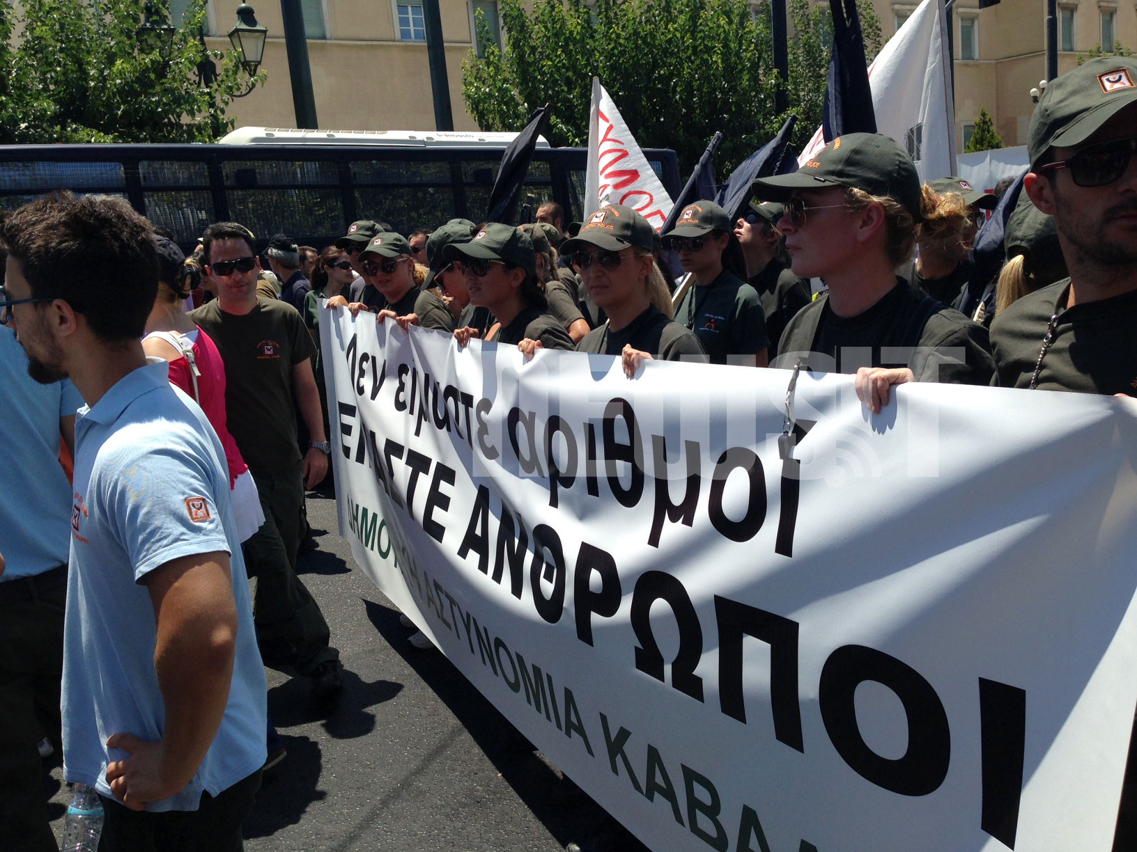 Οι κλούβες είχαν πάρει θέση από νωρίς - ΦΩΤΟ Newsit