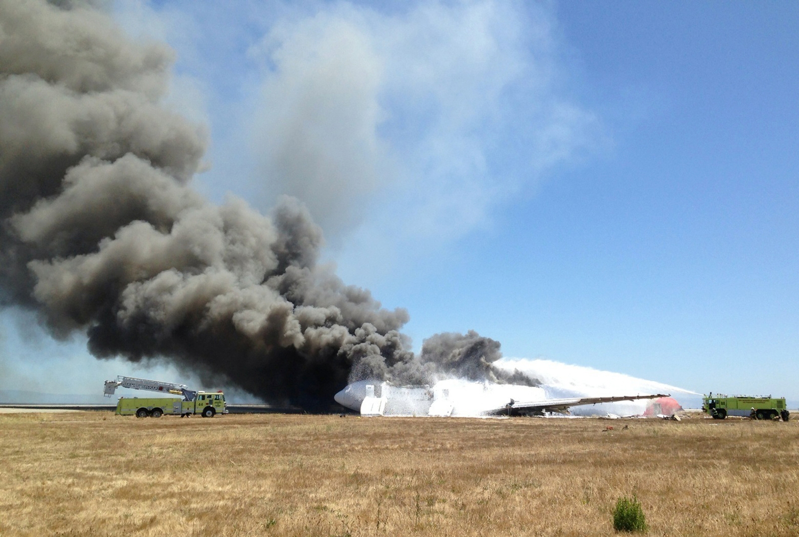Λίγα λεπτά μετά τη συντριβή, το Boeing 777 έχει τυλιχτεί στις φλόγες - ΦΩΤΟ REUTERS 