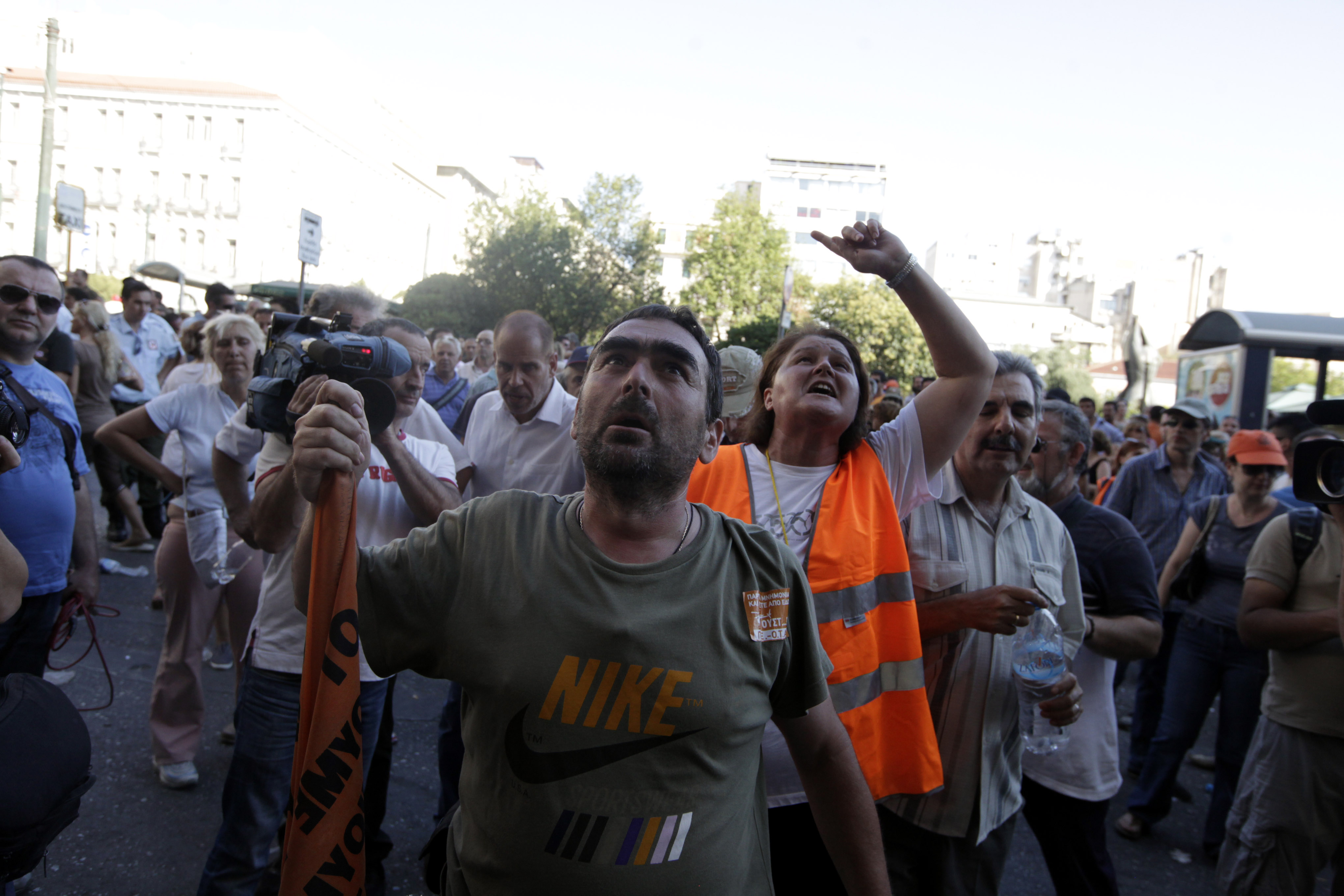 Κοιτάζοντας ψηλά εκεί που λαμβάνονται οι αποφάσεις για το μέλλον τους... ΦΩΤΟ EUROKINISSI