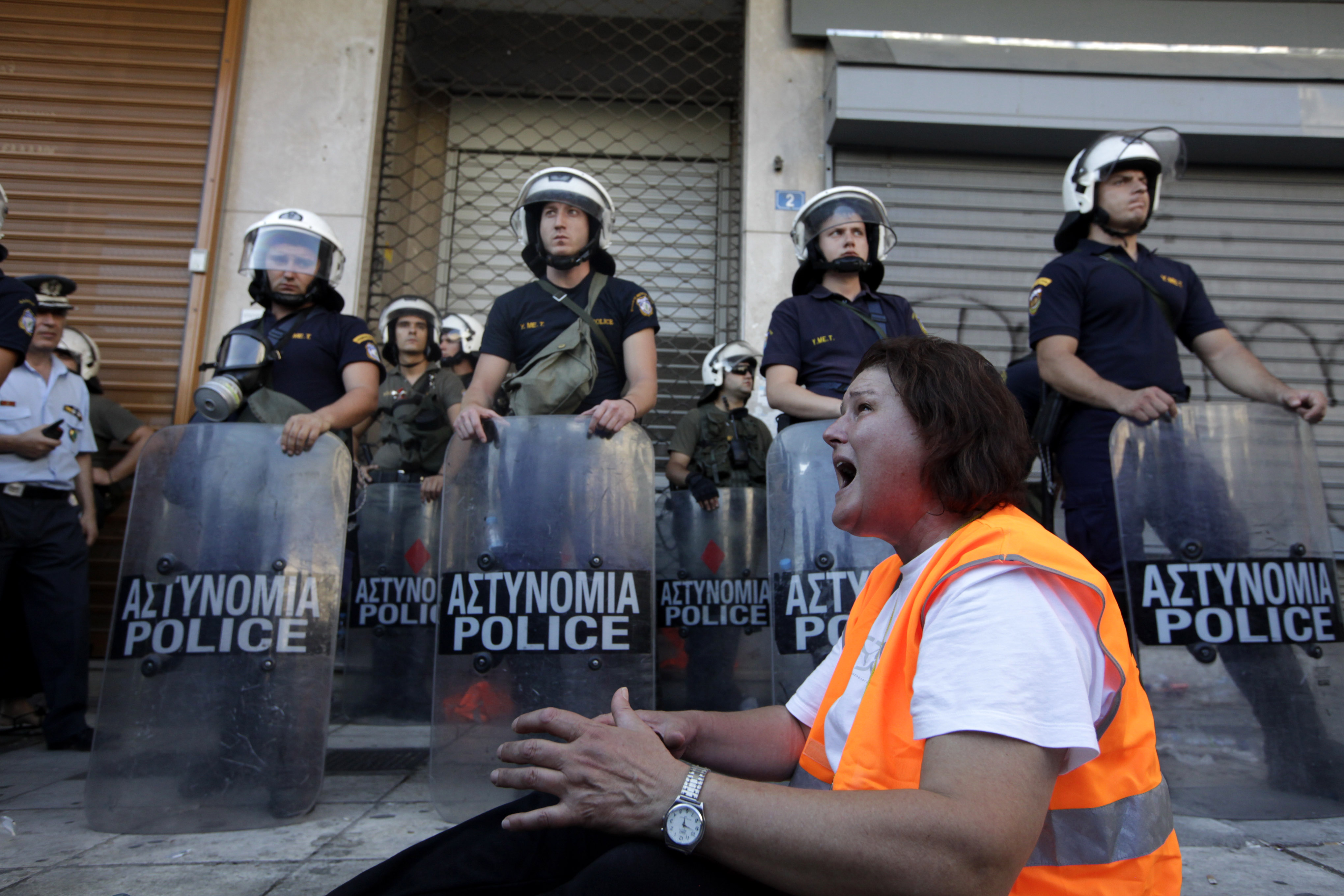 Μια εικόνα, χίλιες λέξεις. Φράση κλισέ αλλά η έκφραση της γυναίκας που χάνει την δουλειά της τα λέει όλα ΦΩΤΟ EUROKINISSI