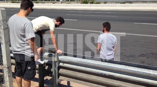 Νεαροί πηδάνε το στηθαίο για να φτάσουν στη στάση ΦΩΤΟ NEWSIT