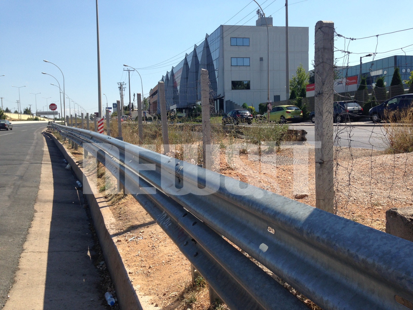 Tουλάχιστον μισό μέτροτο ύψος του μεταλλικού στηθαίου ΦΩΤΟ NEWSIT 