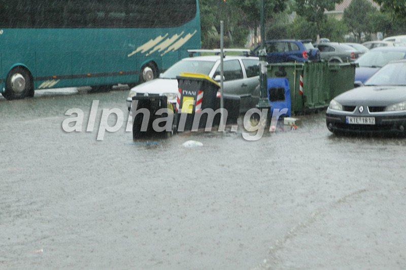 Από την καταρρακτώδη βροχή η κυκλοφορία των οχημάτων σταμάτησε σε πολλούς δρόμους