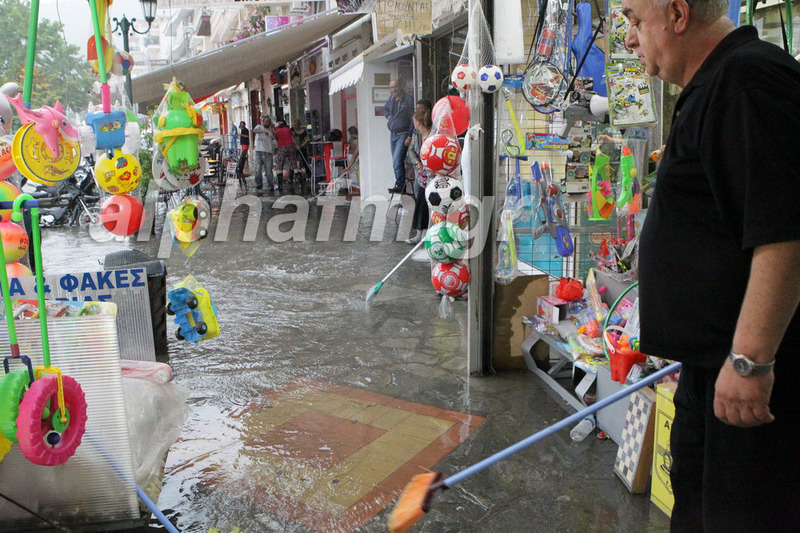 Σε πολλά μαγαζιά η βροχή προκάλεσε ζημιές στα εμπορεύματα