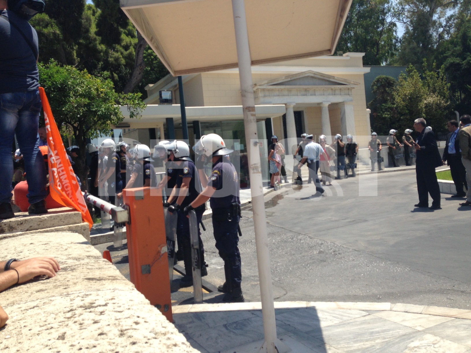 ΜΑΤ σε ετοιμότητα έξω από τη Βουλή, απέναντι στους διαδηλωτές. ΦΩΤΟ NEWSIT