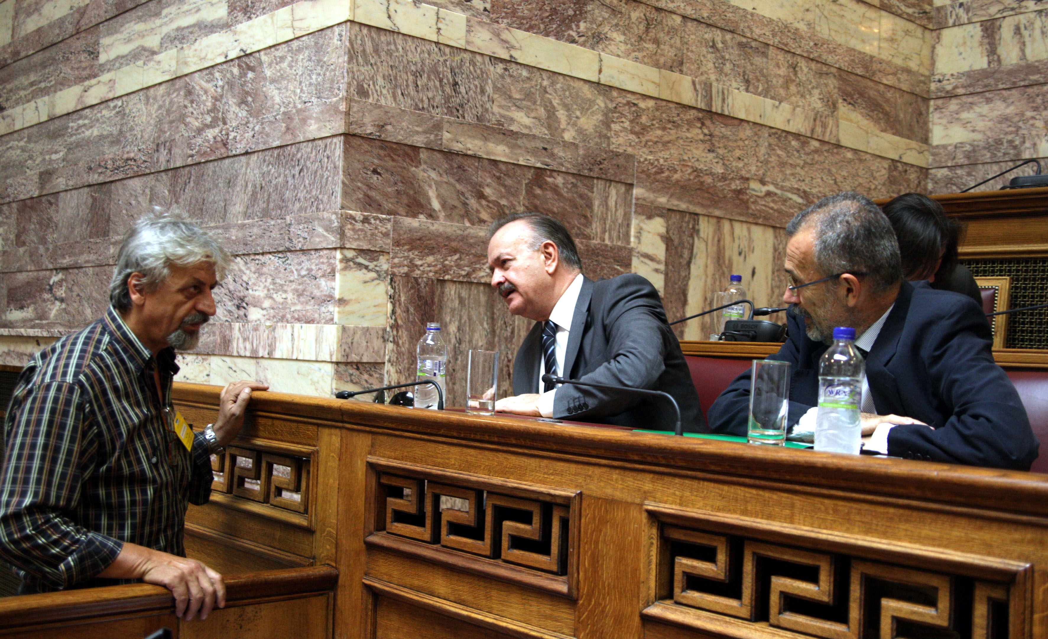 Ο κ. Καλφαγιαννης σε στιγμιότυπο με τον Πρόεδρο της Επιτροπής και τον υφυπουργό Παντελή Καψή ΦΩΤΟ EUROKINISSI