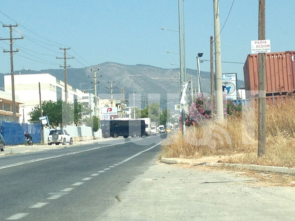 Κλούβα των ΜΑΤ, φαίνεται από τη Μαρκοπούλου - ΦΩΤΟΓΡΑΦΙΑ NewsIt