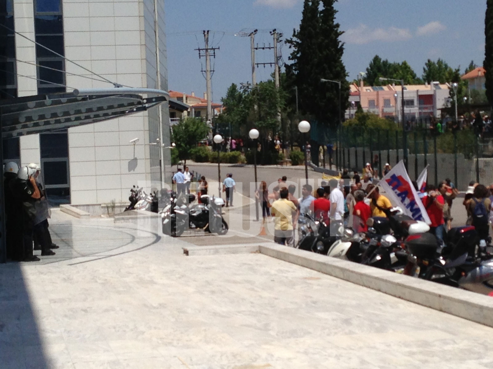 Κόσμος συγκεντρωμένος έξω από το υπουργείο Παιδείας ΦΩΤΟ NEWSIT