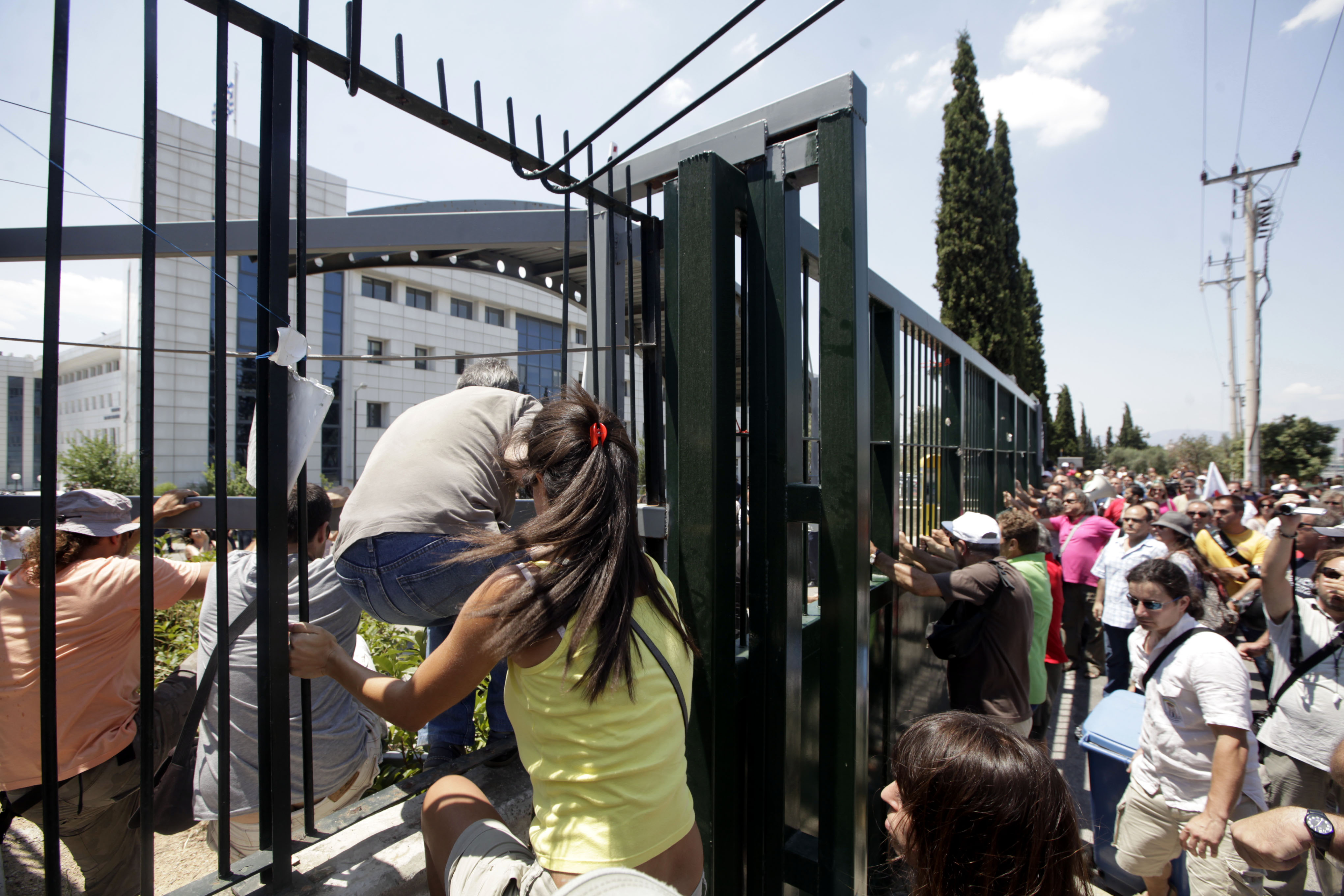Η στιγμή που καθηγητές προσπαθούν να μπουν στο προαύλιο ΦΩΤΟ EUROKINISSI