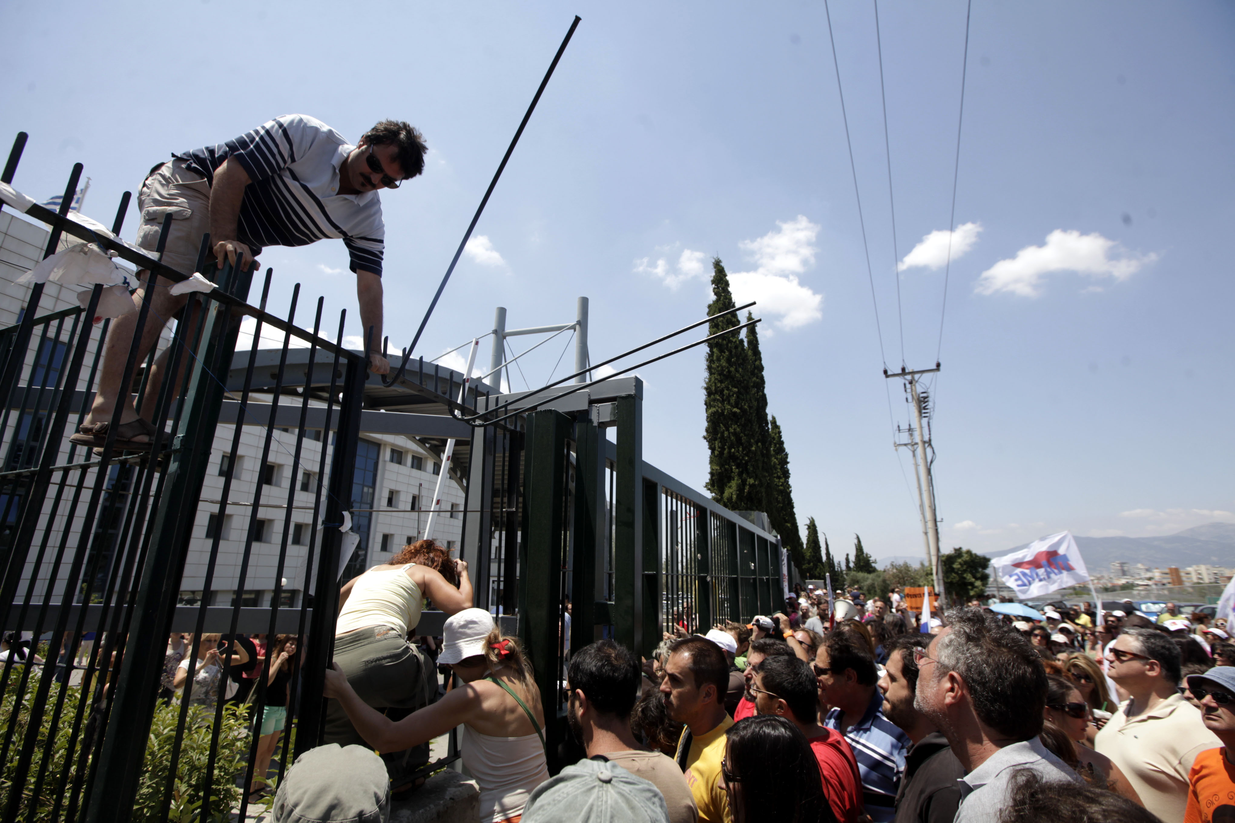 Κάποιοι σκαρφάλωσαν στα κάγκελα ΦΩΤΟ EUROKINISSI