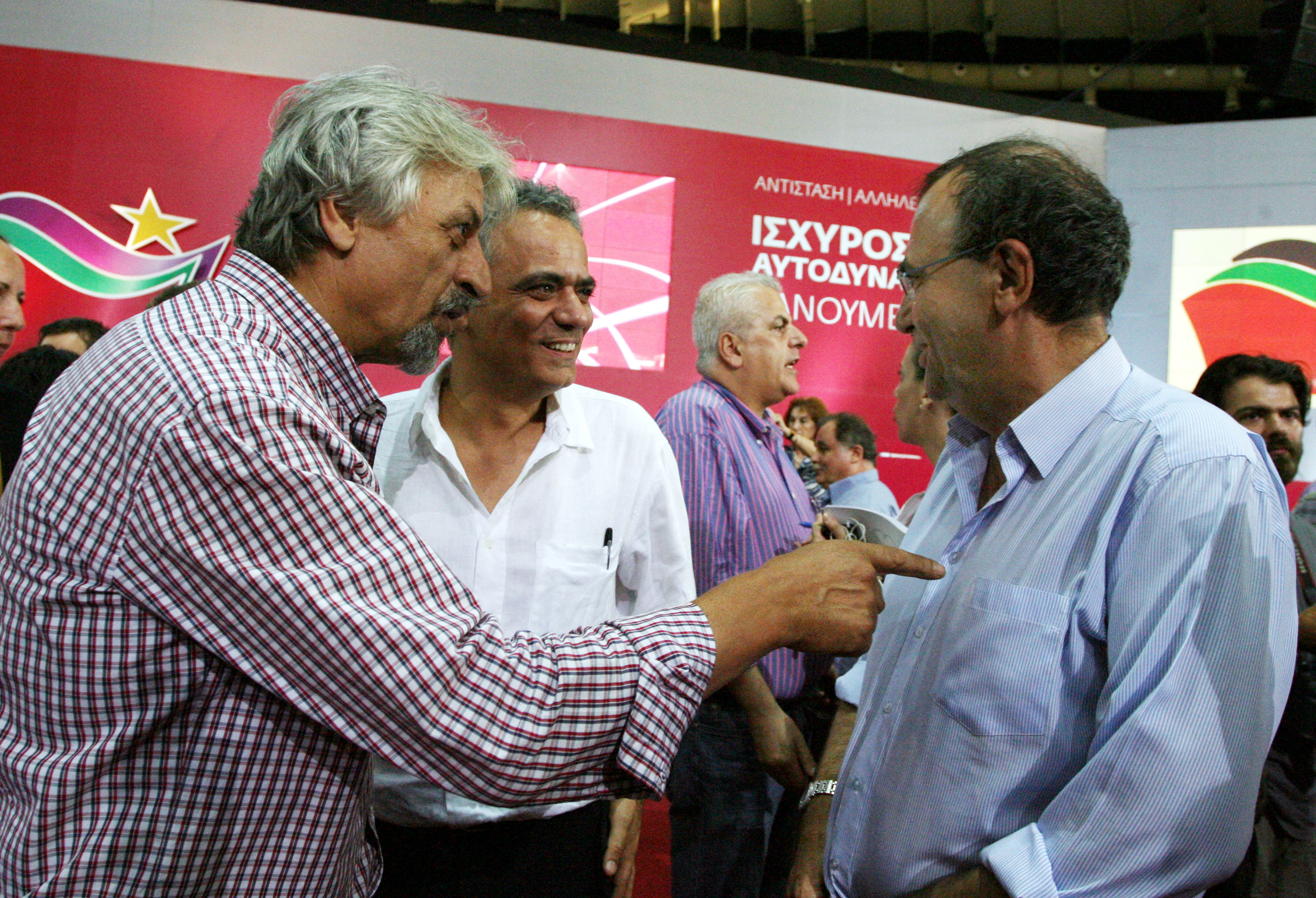 "Πηγαδάκι" του προέδρου της ΠΟΣΠΕΡΤ Παναγιώτη Καλφαγιάννη με τους Παναγιώτη Λαφαζάνη και Πάνο Σκουρλέτη - ΦΩΤΟ EUROKINISSI
