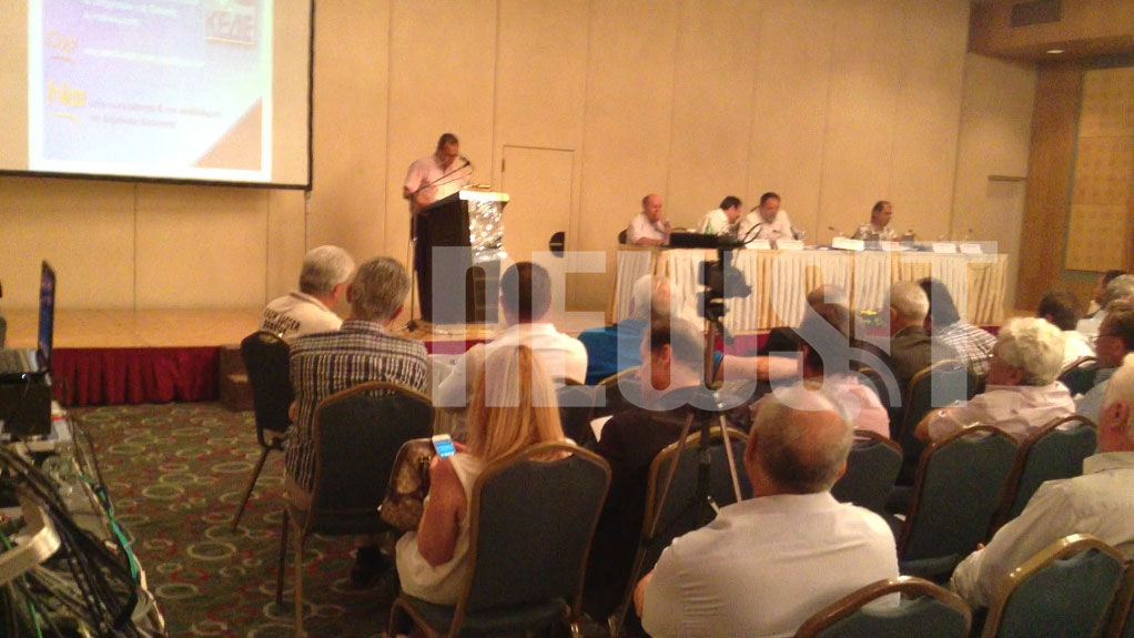 Ο πρόεδρος της ΠΟΕ ΟΤΑ Θέμης Μπαλασόπουλος μιλάει στη συνέλευση της ΚΕΔΕ - ΦΩΤΟ NEWSIT