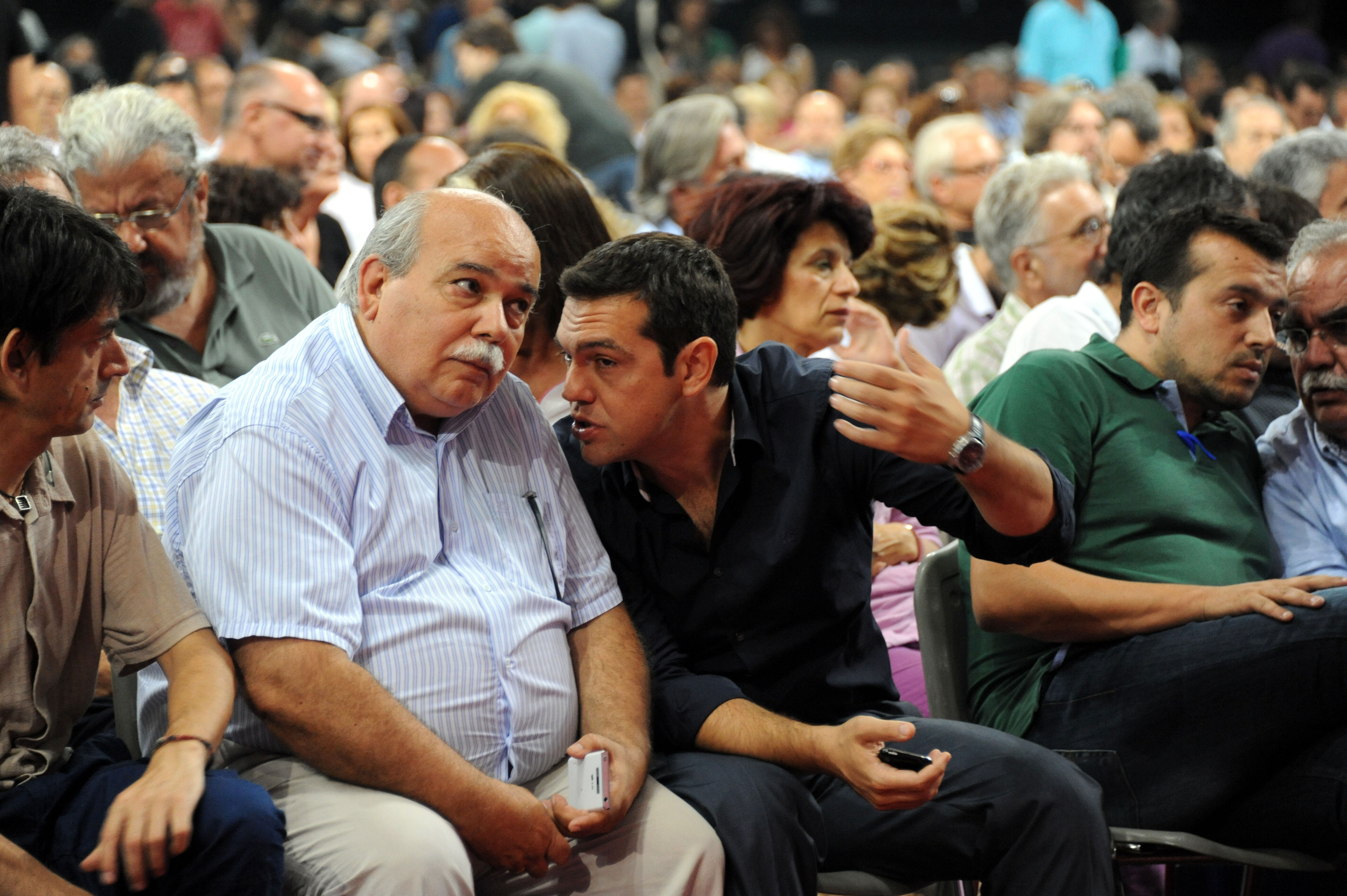 O Aλέξης Τσίπρας μιλάει με τον Νίκο Βούτση στο συνέδριο  -ΦΩΤΟ EUROKINISSI