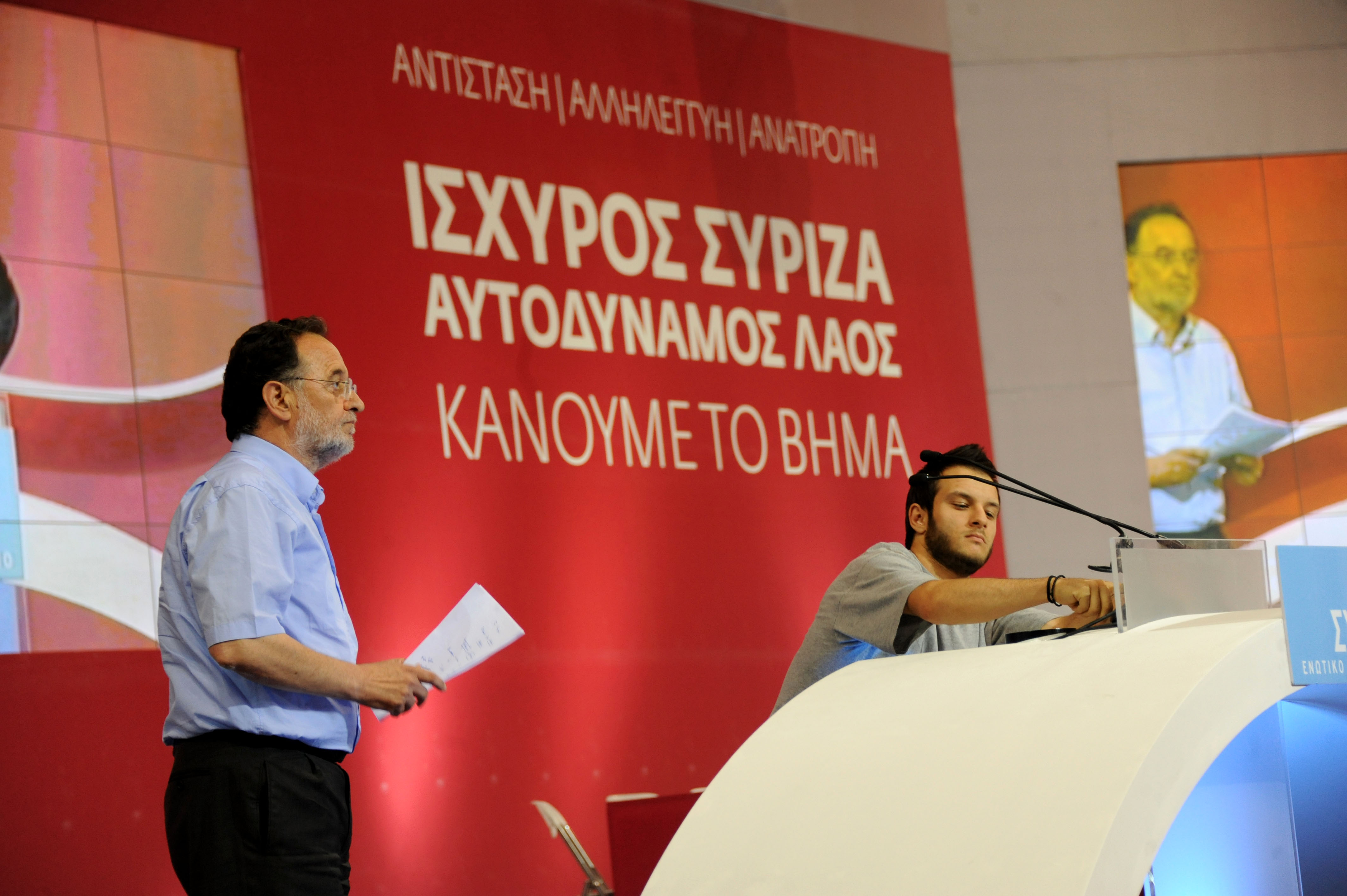 Ο Παναγιώτης Λαφαζάνης πηγαίνοντας στο βήμα του συνεδρίου- ΦΩΤΟ EUROKINISSI