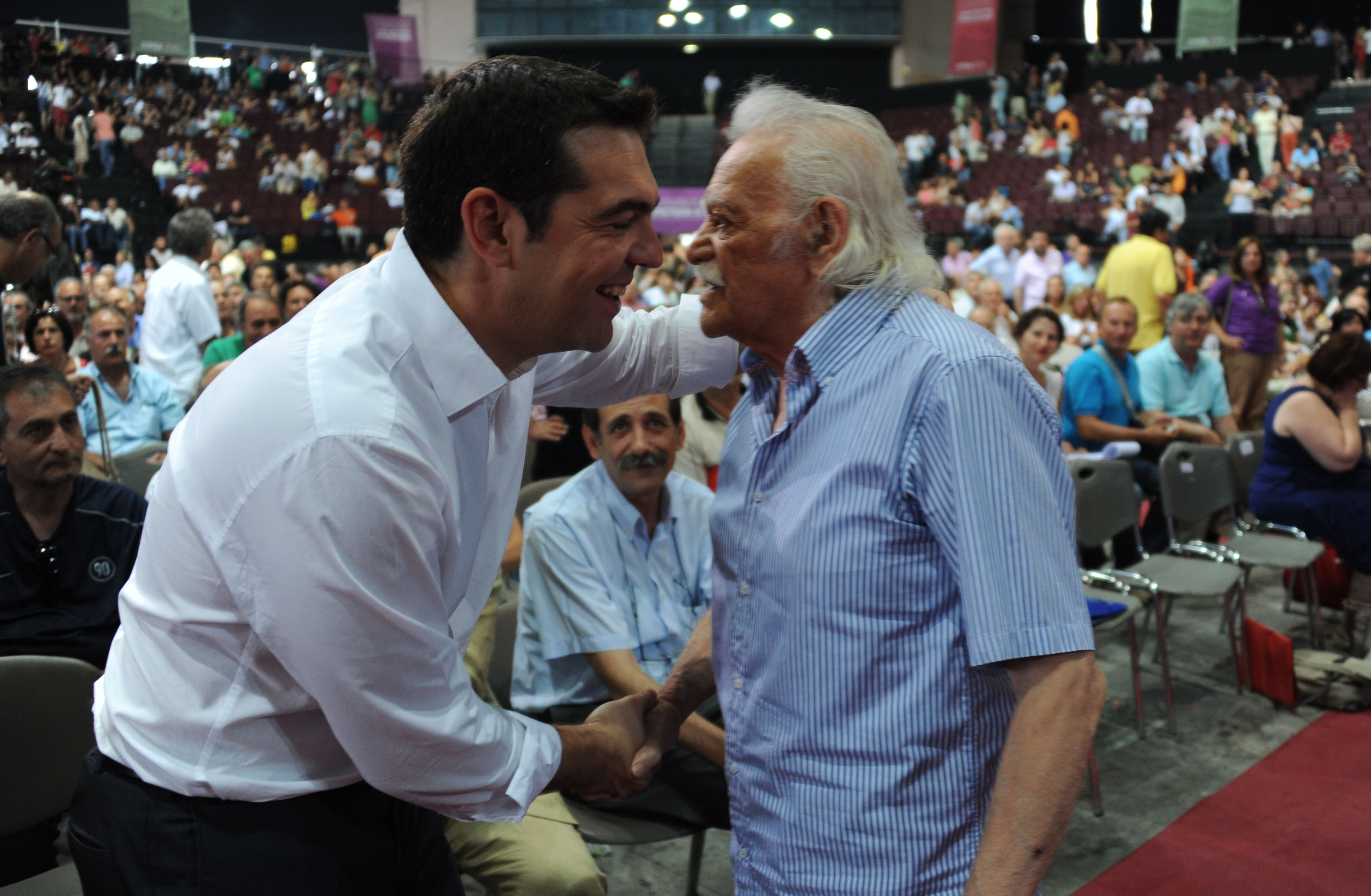 Ο Μανώλης Γλέζος είχε θερμή χειραψία με τον Αλέξη Τσίπρα - ΦΩΤΟ EUROKINISSI