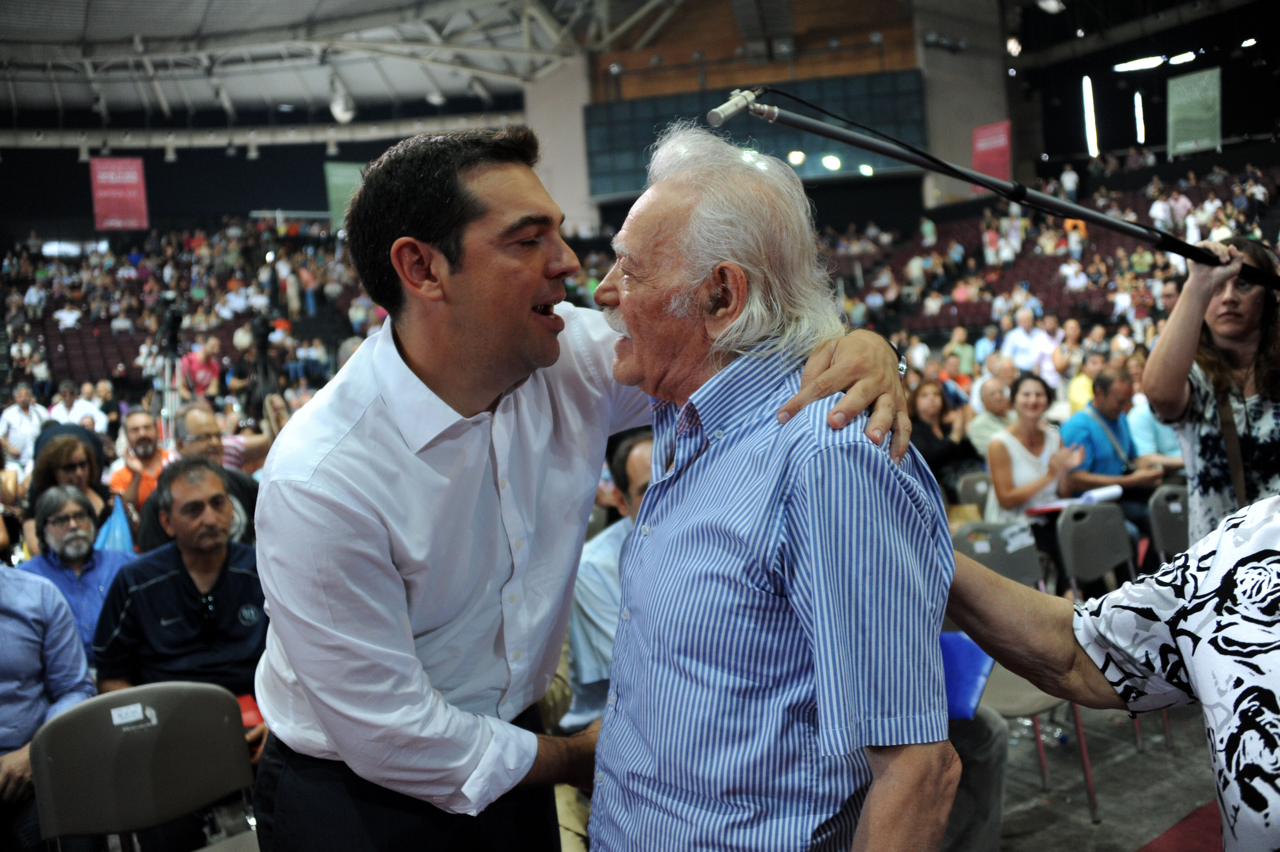 Μέχρι που ο Μανώλης Γλέζος έσκυψε και κάτι του ψιθύρισε... - ΦΩΤΟ EUROKINISSI
