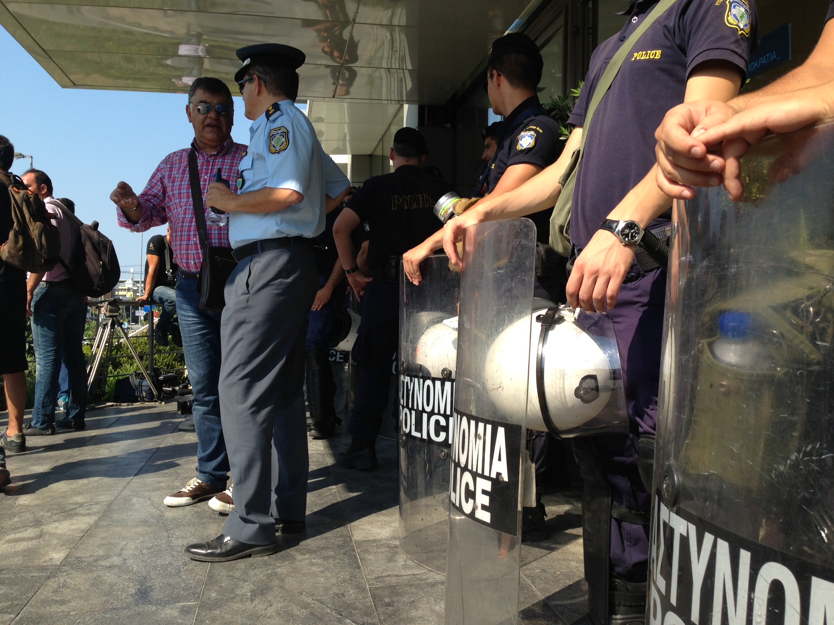 Εκατοντάδες εργαζόμενοι στη Δημοτική Αστυνομία συγκεντρώθηκαν έξω από τα γραφεία της ΝΔ στη Συγγρού ΦΩΤΟ NEWSIT