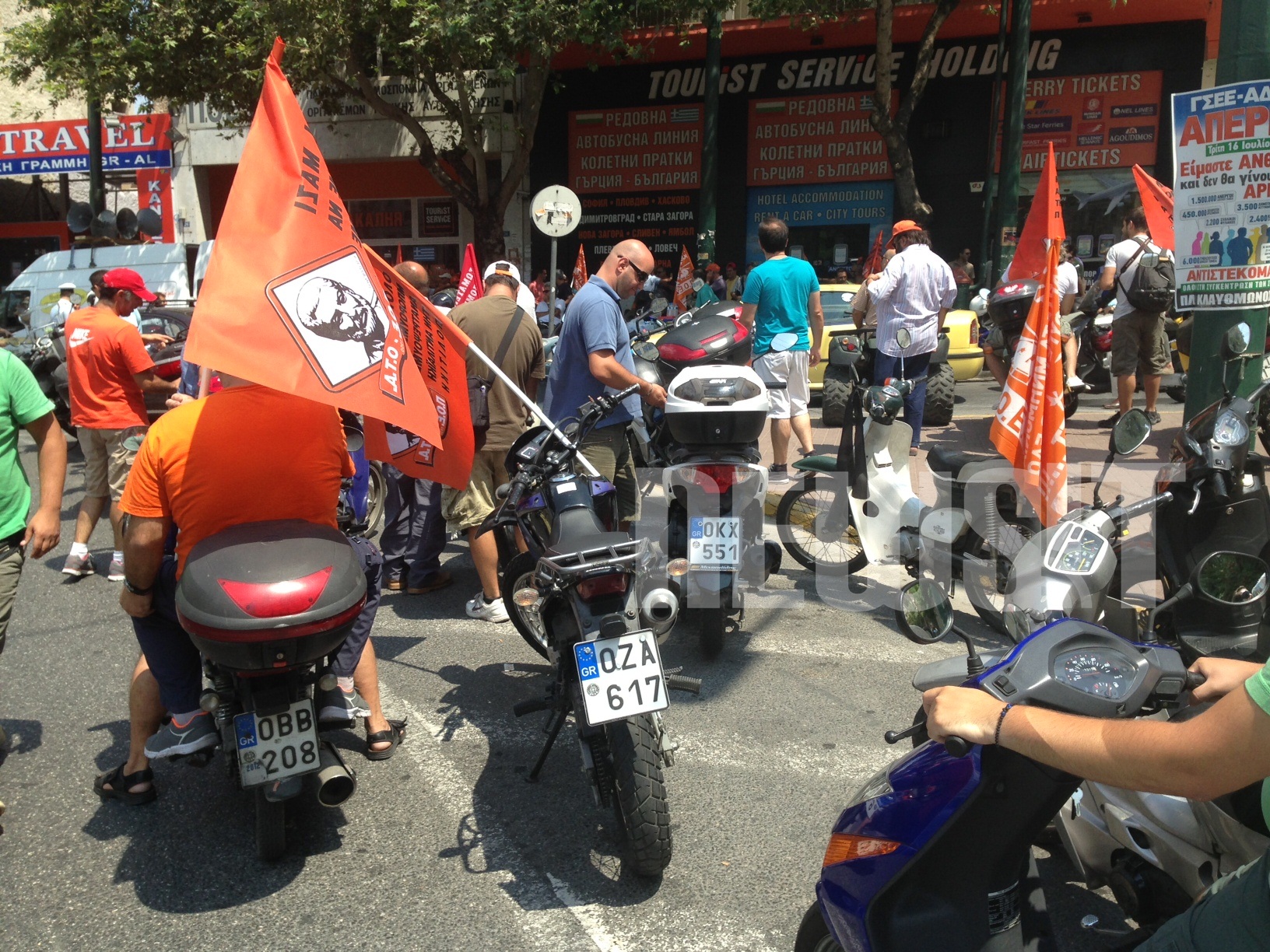 Στην πλατεία Καραϊσκάκη με τις μηχανές τους συγκεντρώθηκαν δημοτικοί υπάλληλοι. ΦΩΤΟ NEWSIT