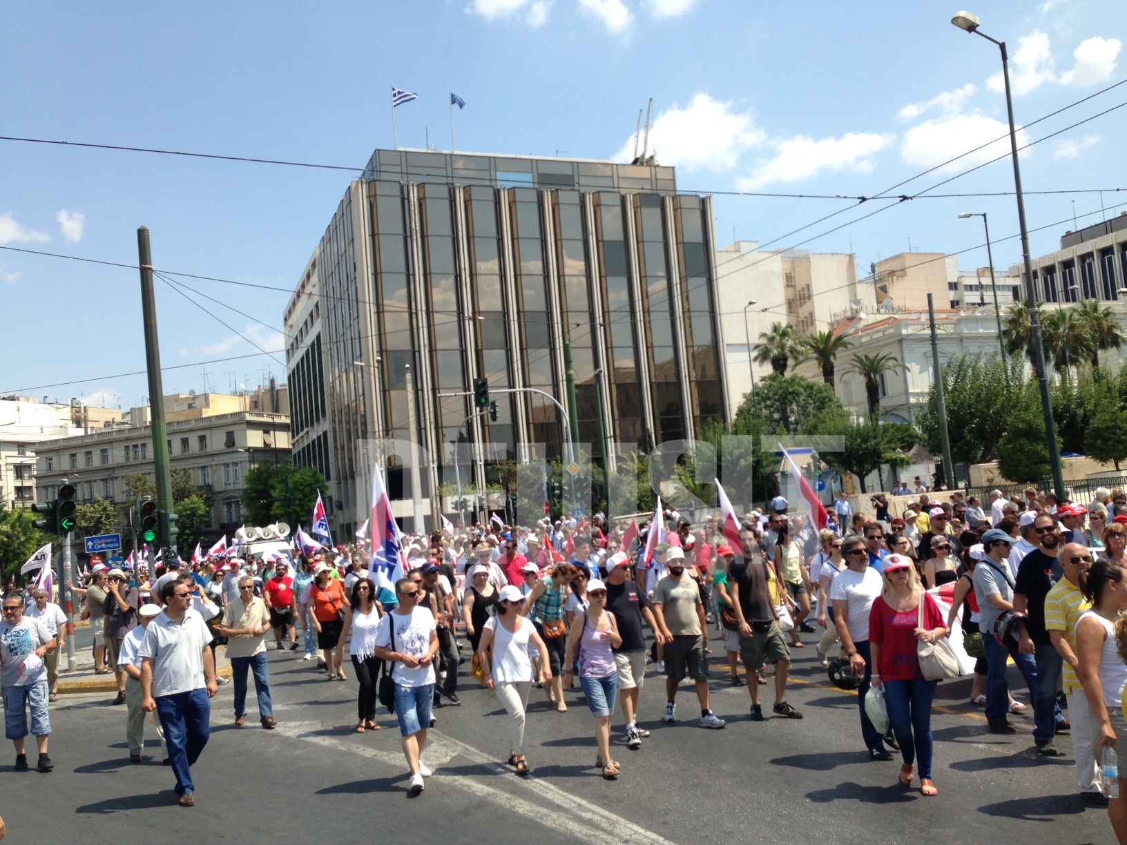 Μέσω της Πανεπιστημίου έφτασαν στη βουλή τα μέλη του ΠΑΜΕ. ΦΩΤΟ NEWSIT