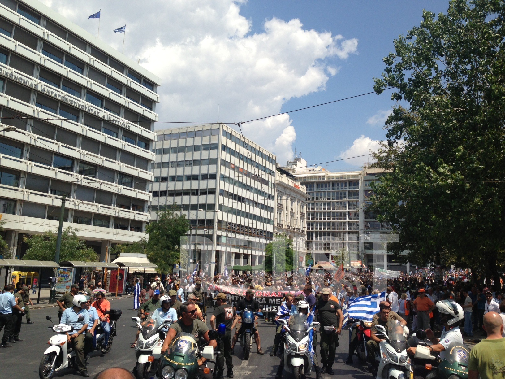 Η πορεία της ΓΣΕΕ και της ΑΔΕΔΥ δτάνει στο Σύνταγμα.ΦΩΤΟ NEWSIT