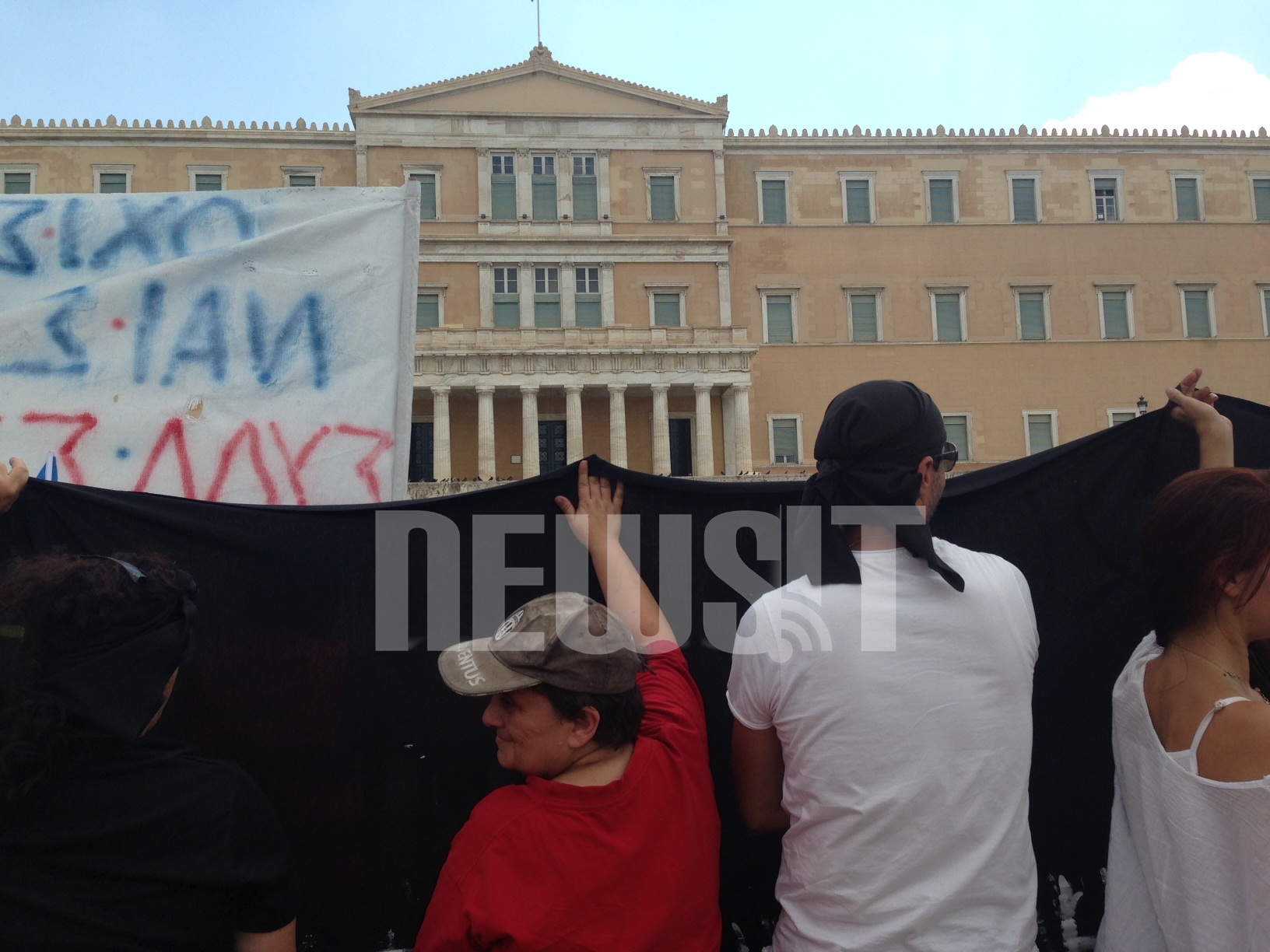 Μαύρα πανό στην πορεία της ΓΣΕΕ. ΦΩΤΟ NEWSIT