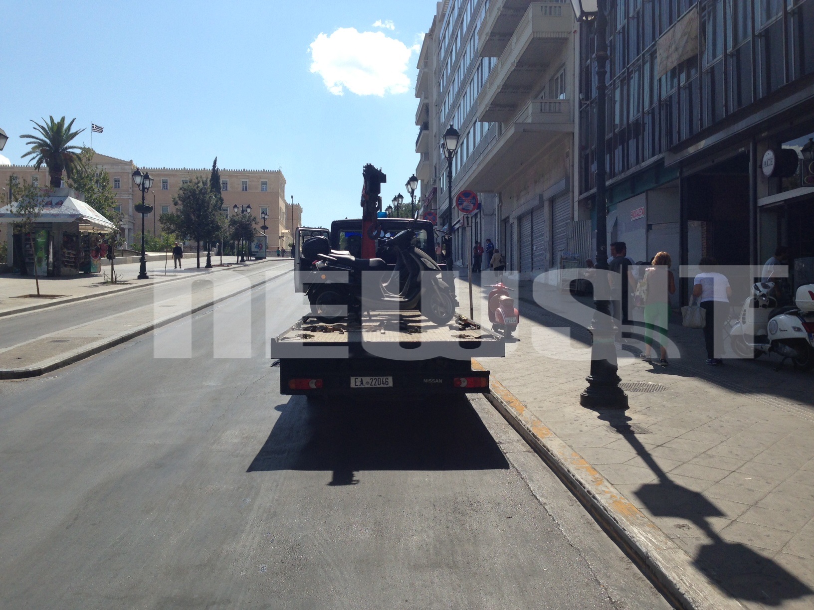 Υπό διωγμό τα μηχανάκια στο Σύνταγμα, γερανός της τροχαίας “μαζεύει” όσα έμειναν παρκαρισμένα ΦΩΤΟ NEWSIT