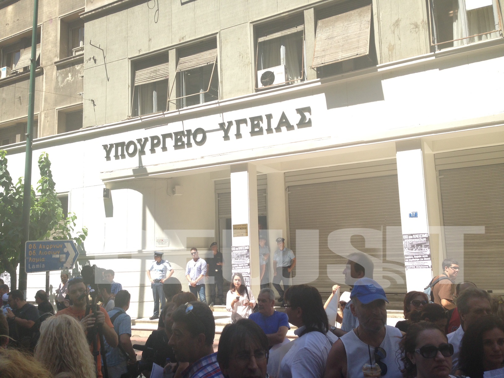 Μαζί με τους εργαζόμενους στην Υγεία και εκπρόσωποι της ΑΔΕΥ και της ΟΛΜΕ ΦΩΤΟ NEWSIT