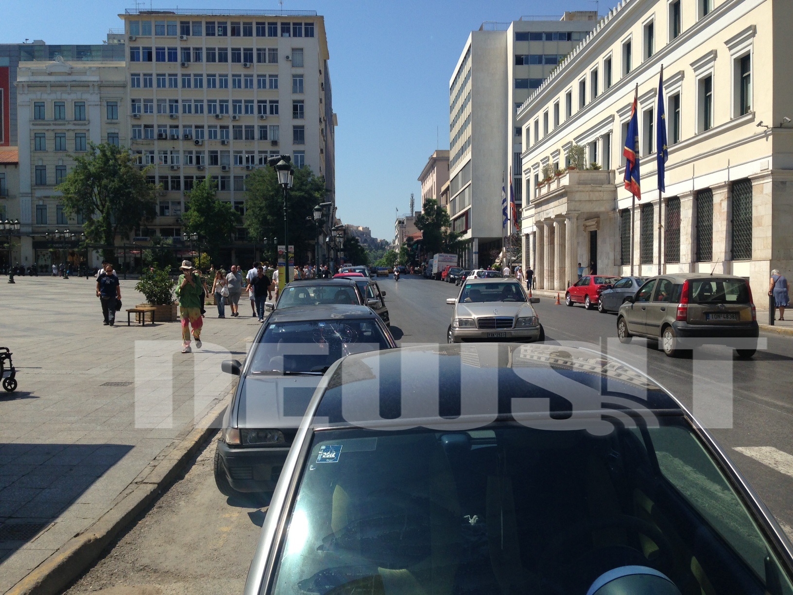 Σε πάρκινγκ έχει μετατραπεί και η Αθηνάς μπροστά στο παλιό Δημαρχείο ΦΩΤΟ NEWSIT