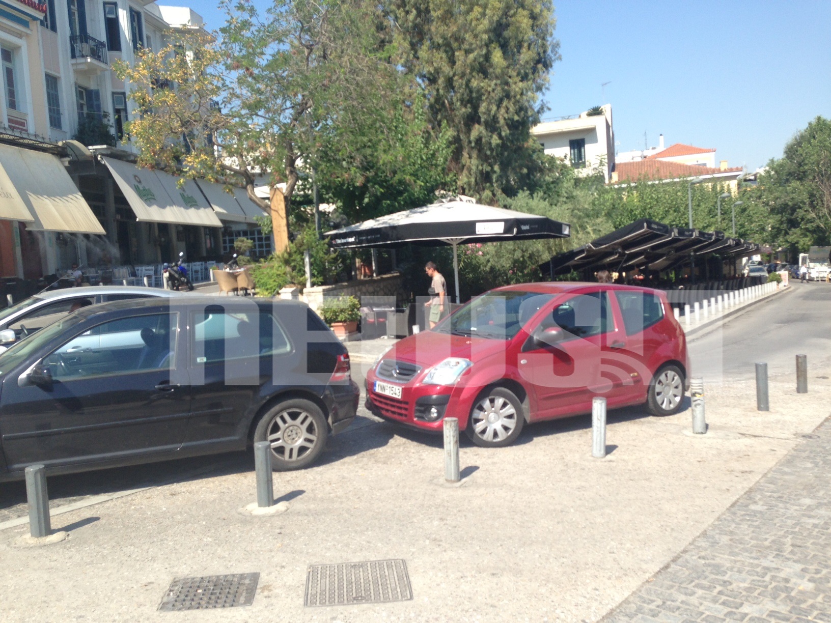 Παράνομα παρκαρισμένα αυτοκίνητα και στην Αποστόλου Παύλου ΦΩΤΟ NEWSIT
