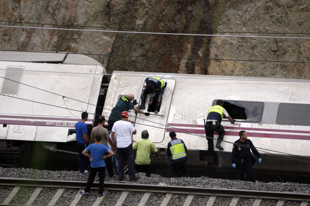 Από σπασμένα παράθυρα έμπαιναν οι διασώστες στα βαγόνια ΦΩΤΟ REUTERS