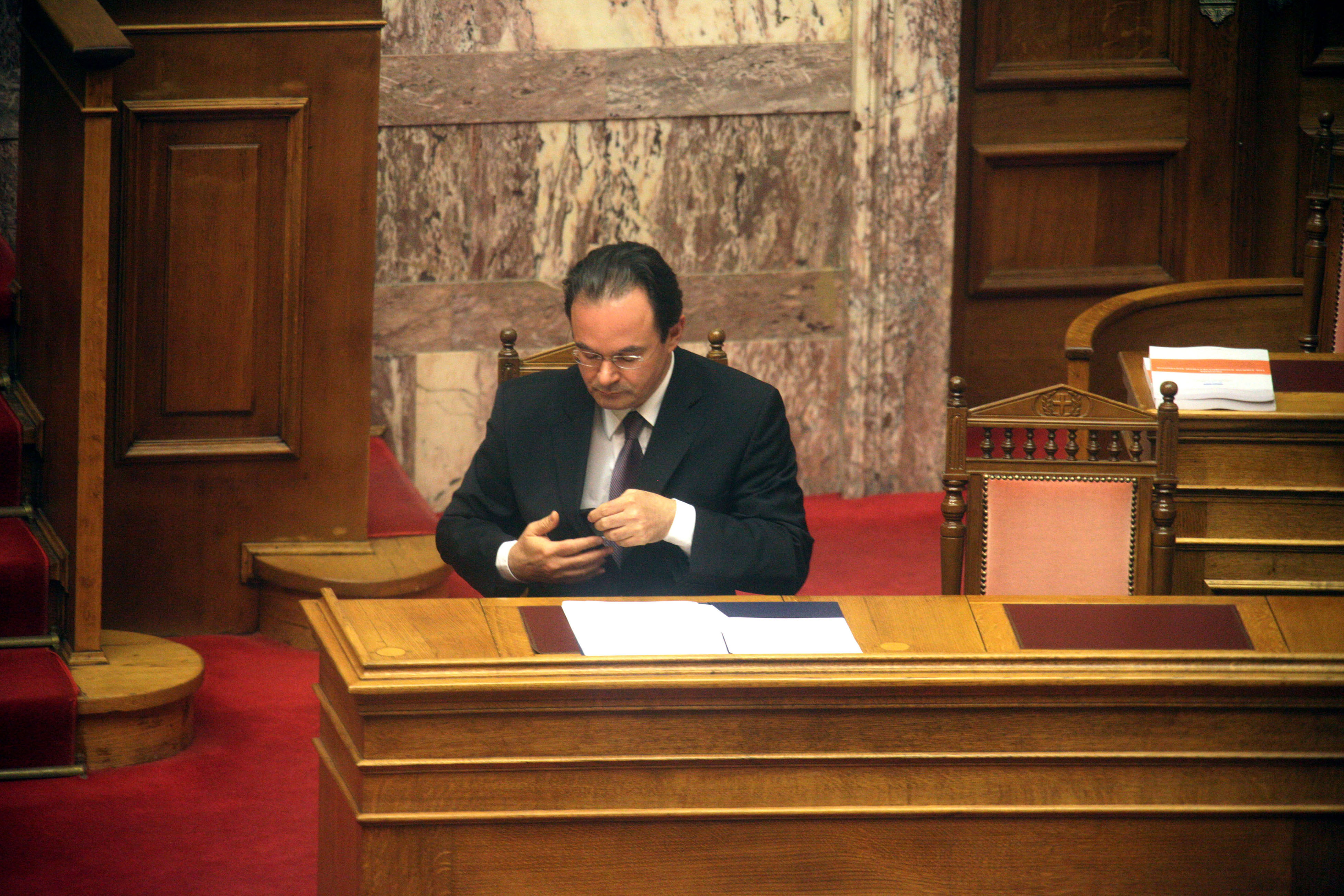 Ο Γιώργος Παπακωνσταντίνου περιμένοντας να ακούσει την παραπομπή του από τη Βουλή - ΦΩΤΟΓΡΑΦΙΑ EUROKINISSI