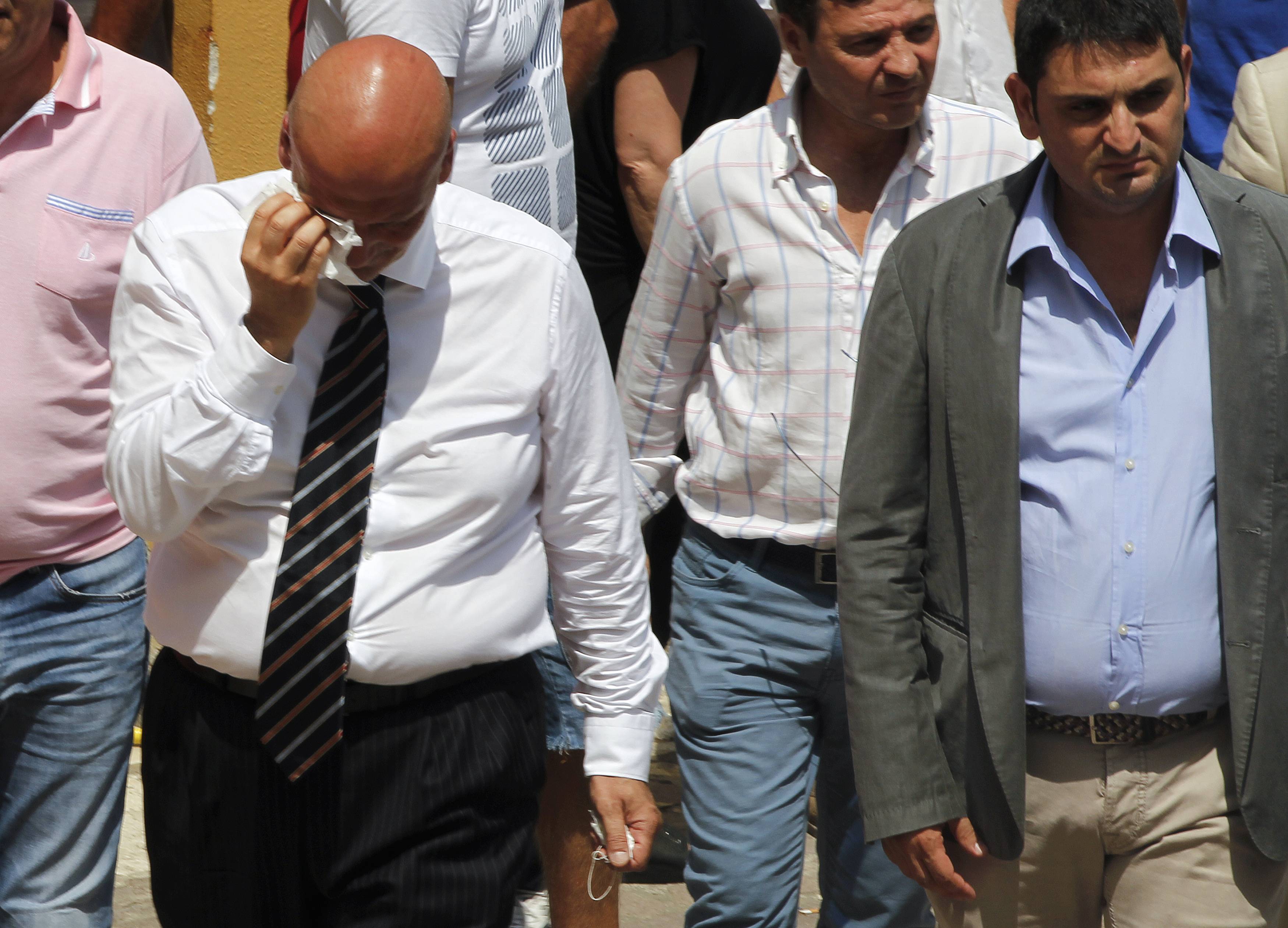 O δήμαρχος της πόλης αποχωρεί συγκλονισμένος ΦΩΤΟ REUTERS