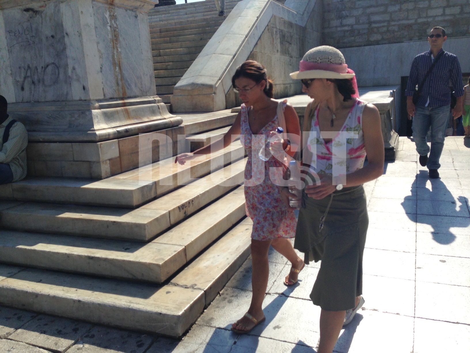 Oι κυρίες της φωτογραφίας είναι πολύ οργανωμένες, και νερό και καπέλο - ΦΩΤΟ NEWSIT 
