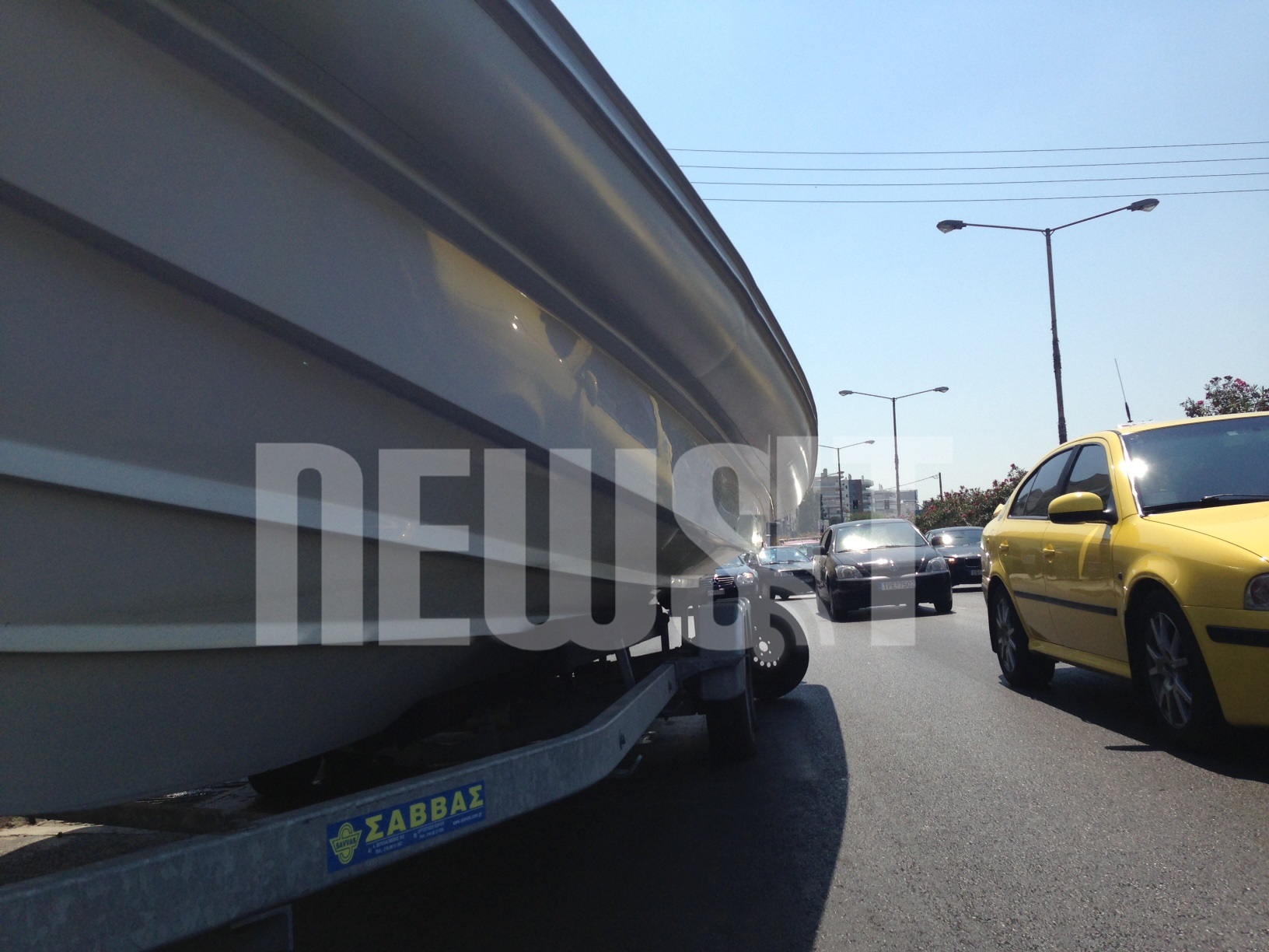 Τα αυτοκίνητα περνάνε δίπλα από το φουσκωτό στον Άλιμο - ΦΩΤΟ ΝEWSIT 