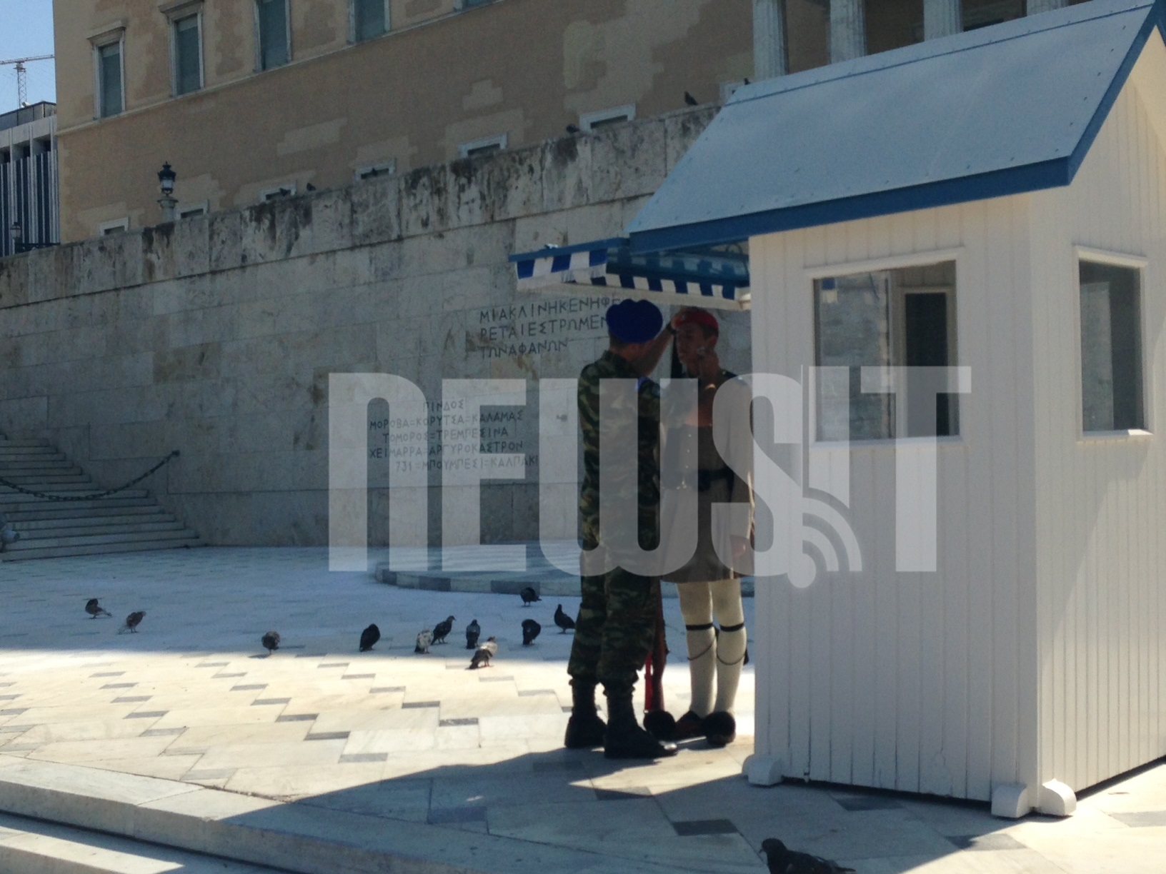 "Ελιωσα από τη ζέστη" θα έλεγε ο τσολιάς αν μπορούσε να μιλήσει - ΦΩΤΟ NEWSIT 