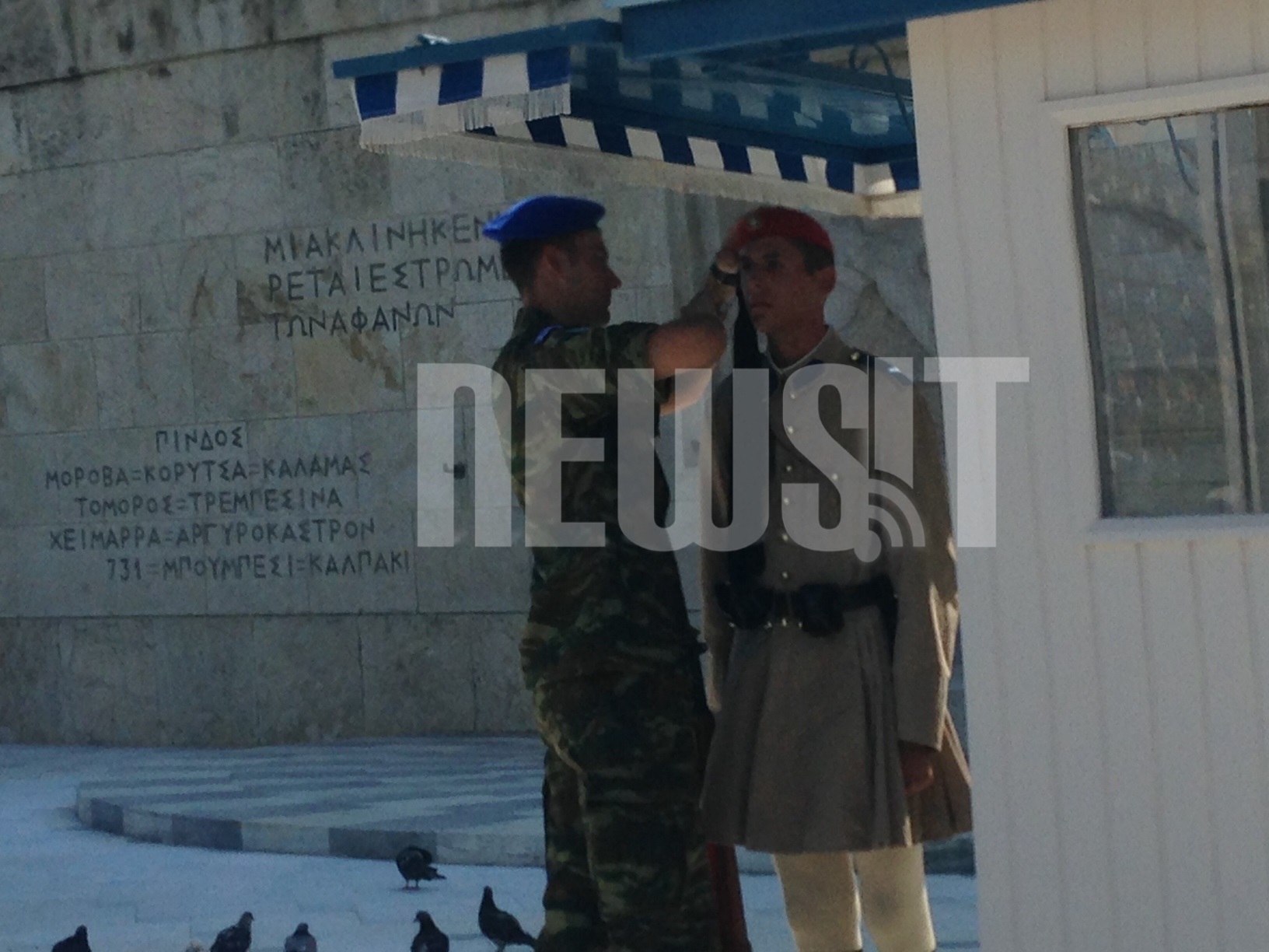 Το...μαρτύριο του τσολιά λόγω καύσωνα - ΦΩΤΟ NEWSIT 