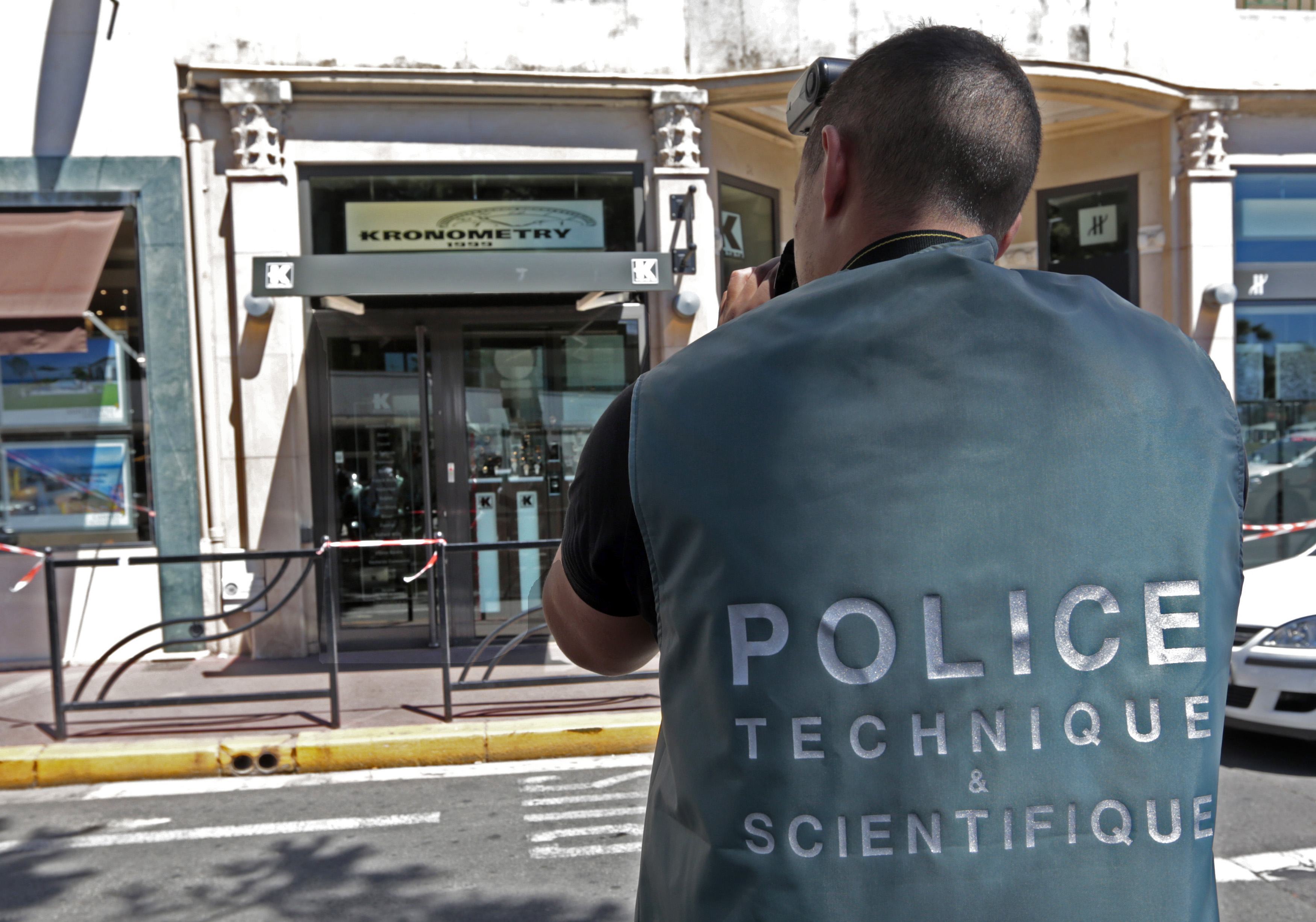 Αυτή είναι η δεύτερη ληστεία που σημειώνεται στο Kronometry μέσα σε διάστημα έξι μηνών. Τον Φεβρουάριο, τρεις κλέφτες κατάφεραν να μπουν στο κατάστημα ενώ ήταν κλειστό για το μεσημεριανό διάλειμμα των υπαλλήλων και έφυγαν αρπάζοντας 150 ρολόγια, αξίας 1 εκατομμυρίου ευρώ. Κατά τη διάρκεια του κινηματογραφικού Φεστιβάλ των Καννών, τον Μάιο, είχαν σημειωθεί άλλες δύο κλοπές κοσμημάτων μεγάλης αξίας από ένα γνωστό χρυσοχοείο και από ένα ξενοδοχείο.