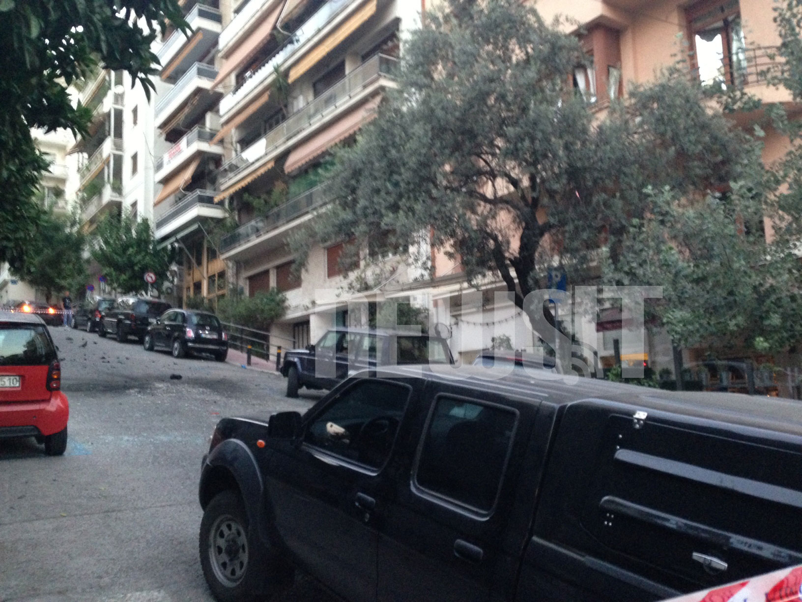 Τζάμια καταστημάτων και αυτοκινήτων έσπασαν σε μεγάλη απόσταση από το σημείο της έκρηξης ΦΩΤΟ NEWSIT